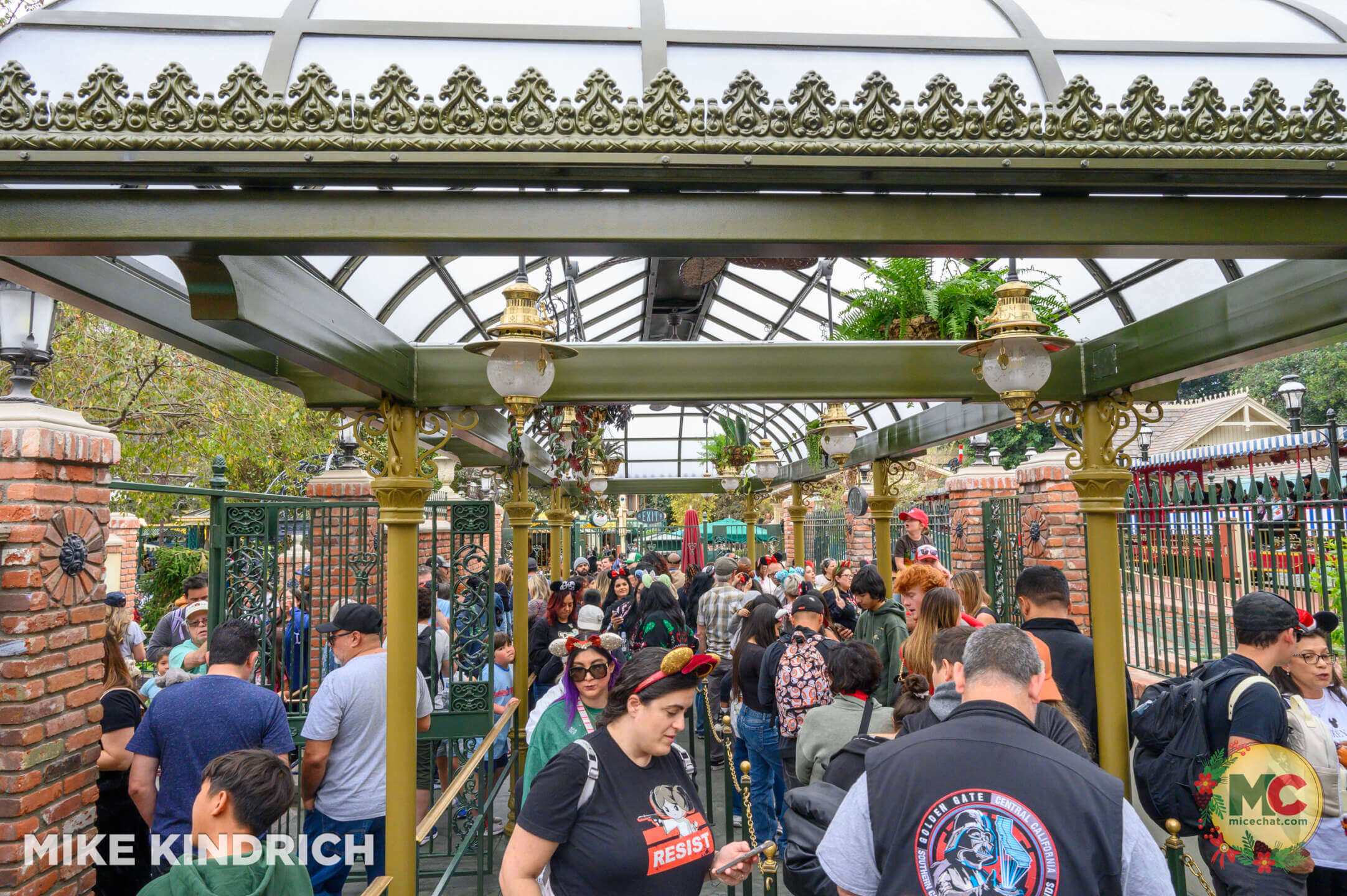 , DISNEYLAND UPDATE: Holiday Humbugs, Haunted Happenings & the Pricing Paradox