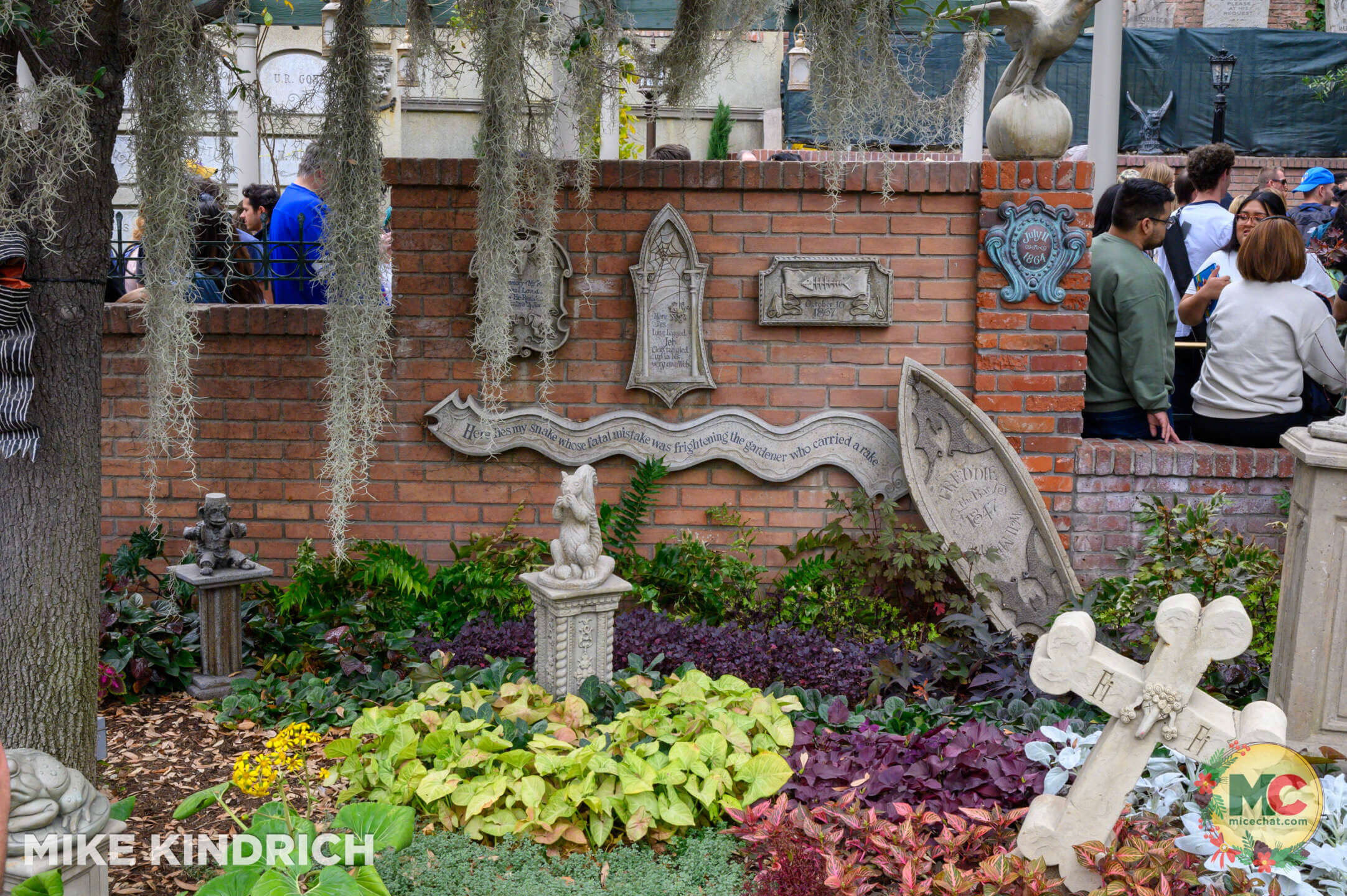 , DISNEYLAND UPDATE: Holiday Humbugs, Haunted Happenings & the Pricing Paradox