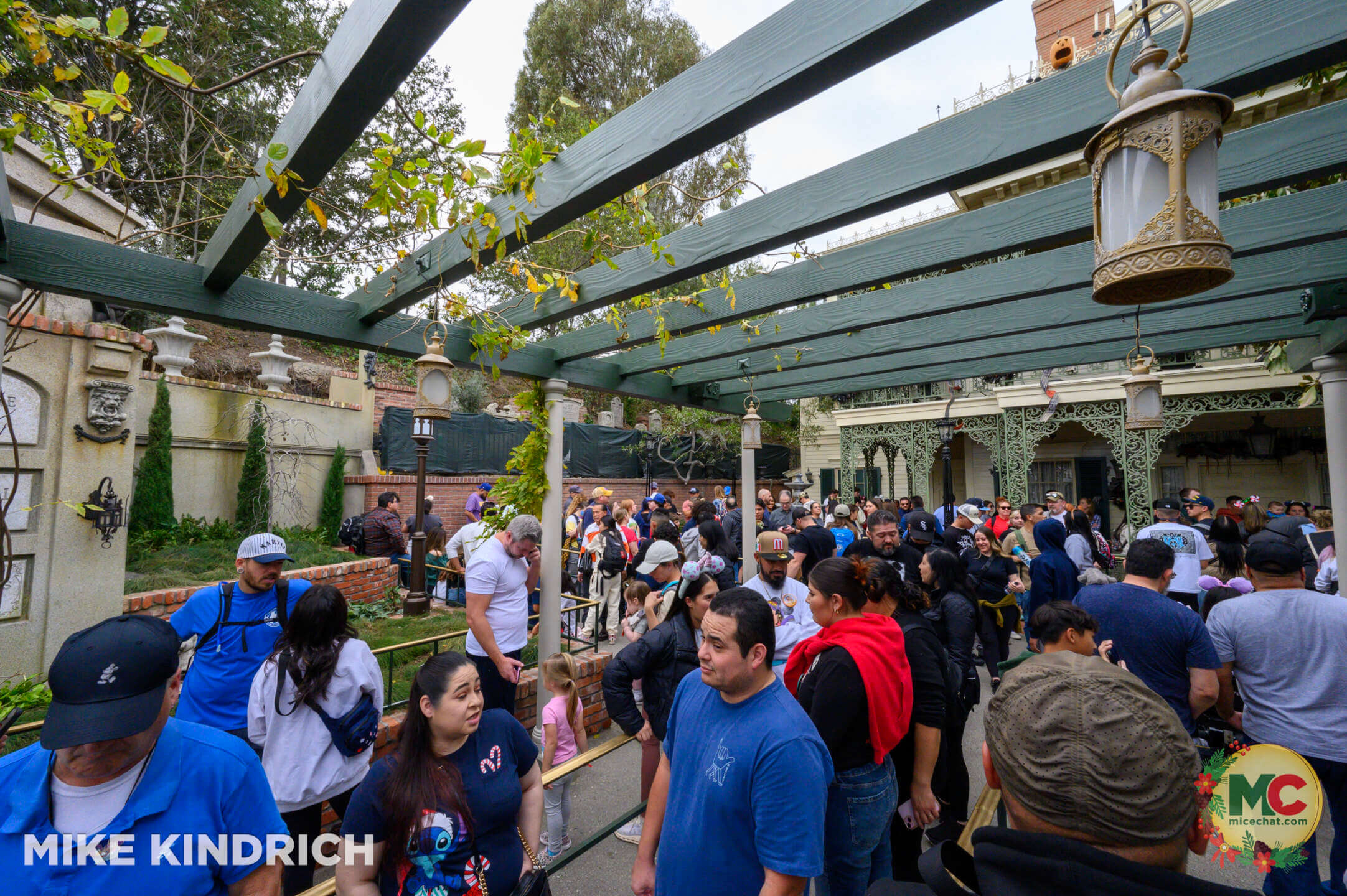 , DISNEYLAND UPDATE: Holiday Humbugs, Haunted Happenings & the Pricing Paradox