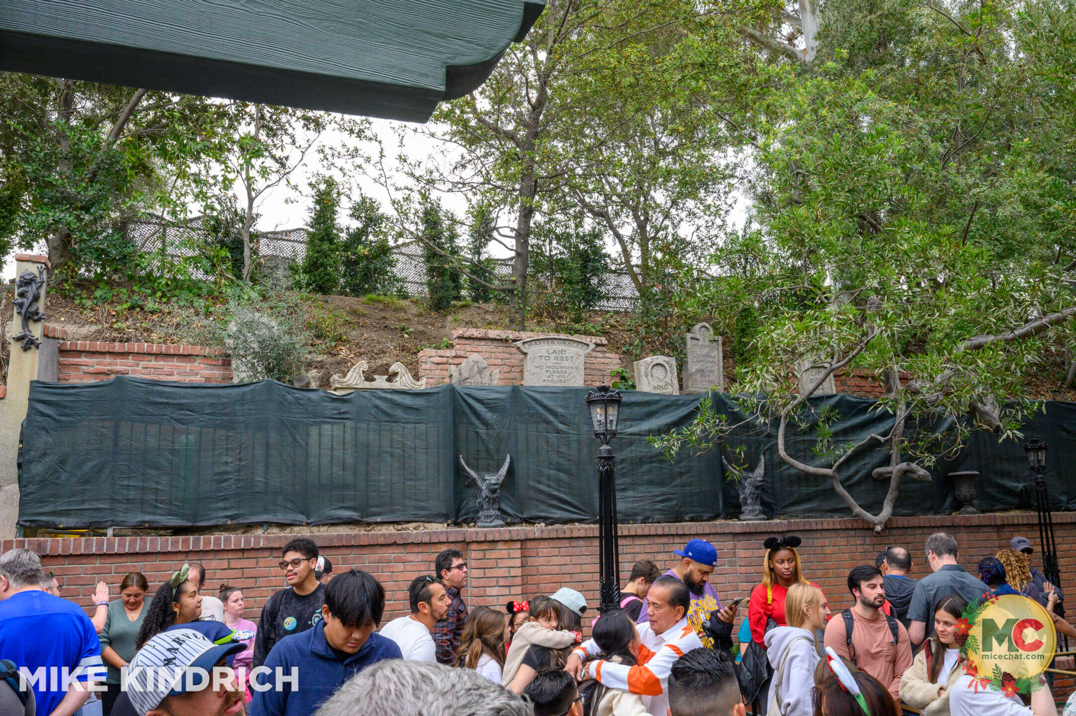 , DISNEYLAND UPDATE: Holiday Humbugs, Haunted Happenings & the Pricing Paradox