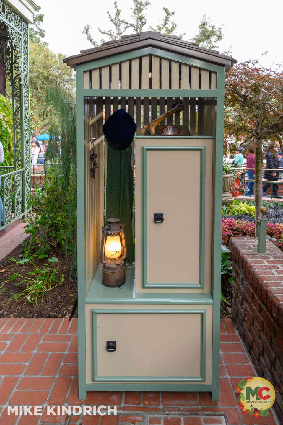 , DISNEYLAND UPDATE: Holiday Humbugs, Haunted Happenings & the Pricing Paradox