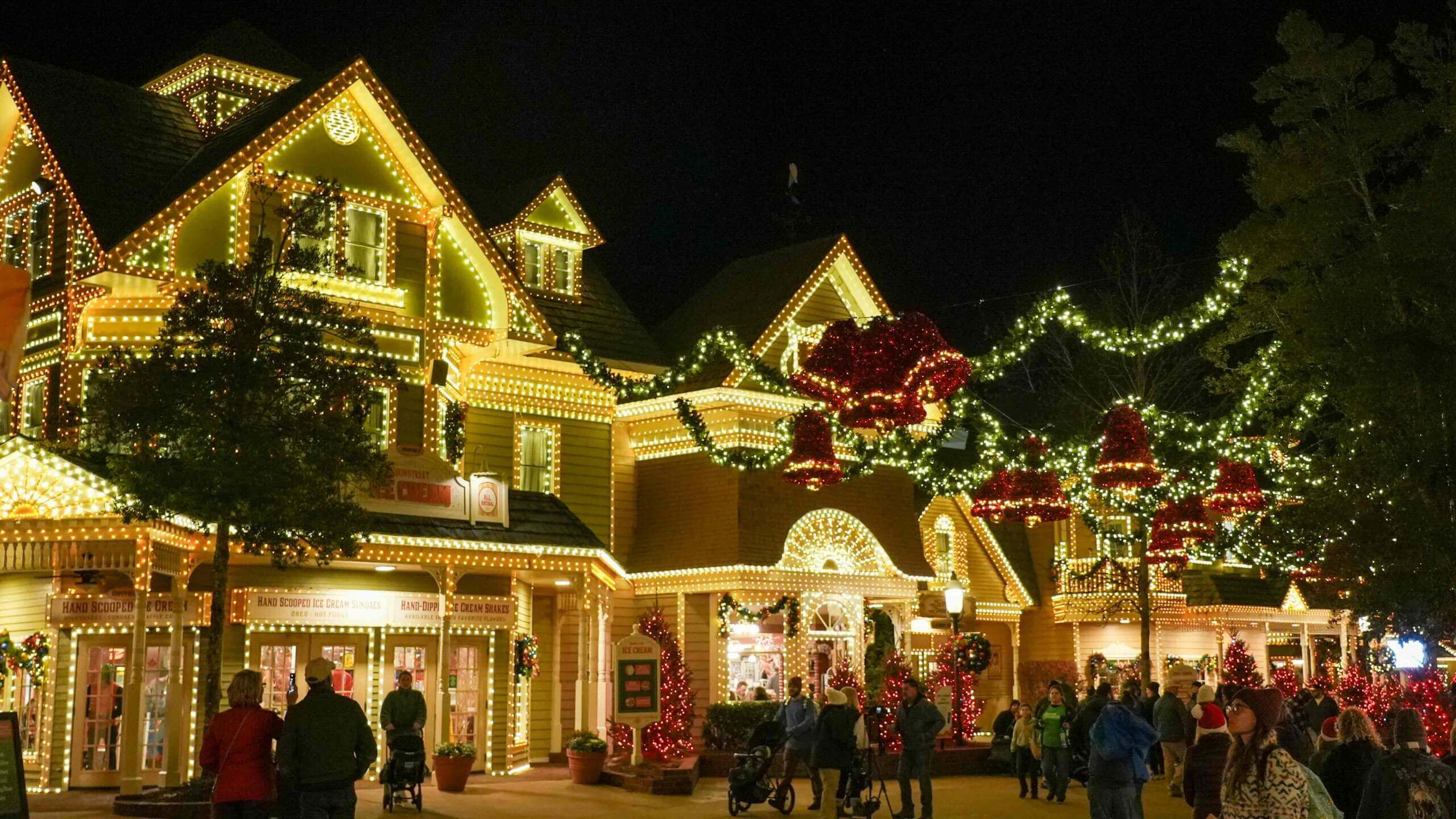 Dollywood, The Best Christmas Theme Park Event Isn’t Where You Think!