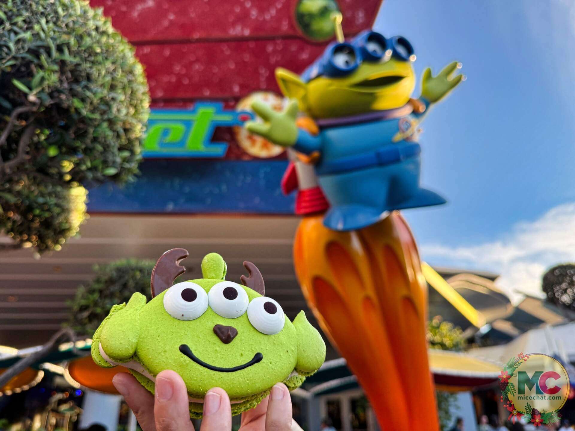 Disneyland Food Little Green Men Macaron MiceChat MiceChat disneyland-food-little-green-men-macaron-micechat-micechat