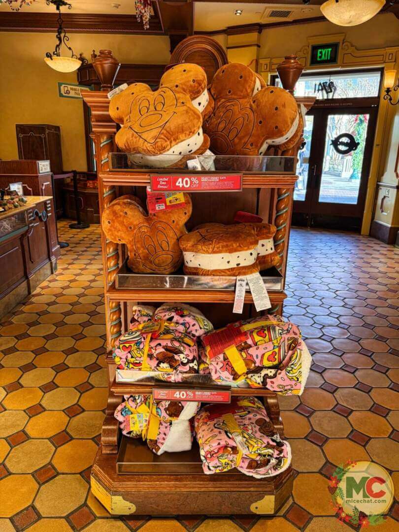 , DISNEYLAND UPDATE: Holiday Humbugs, Haunted Happenings & the Pricing Paradox