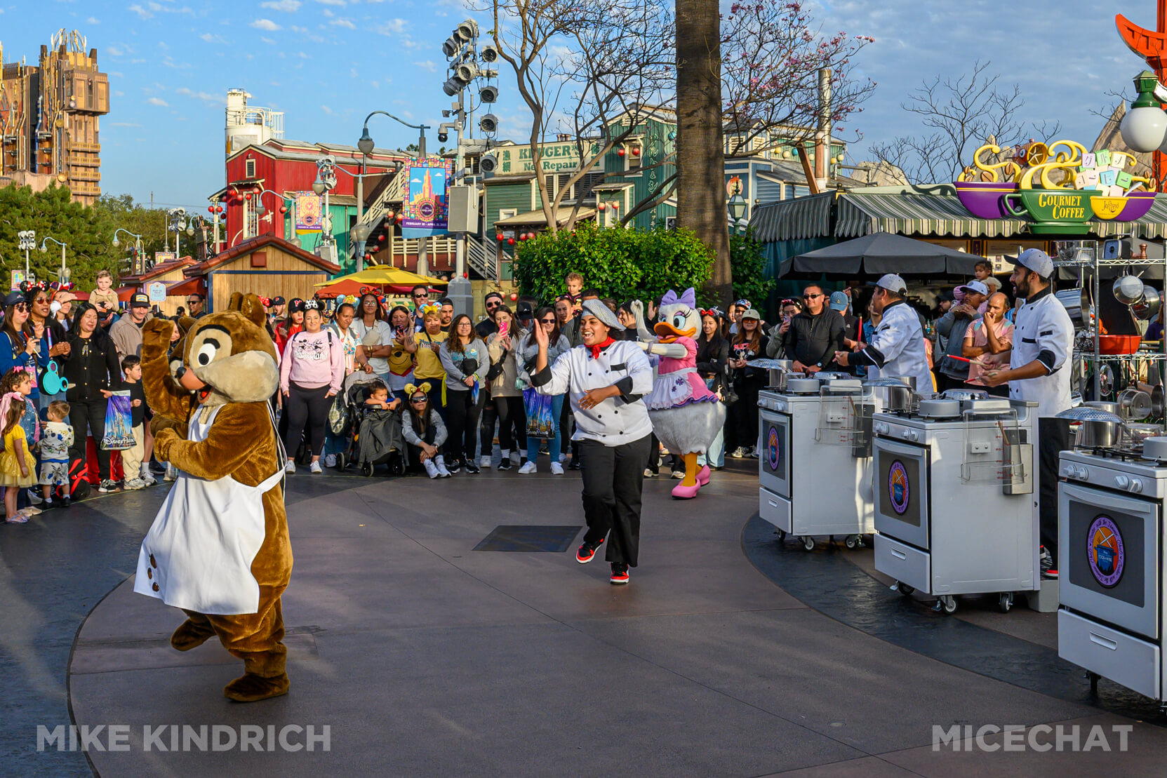 , DISNEYLAND UPDATE: Crowd Crush, Festival Feasts & Disneyland Delays