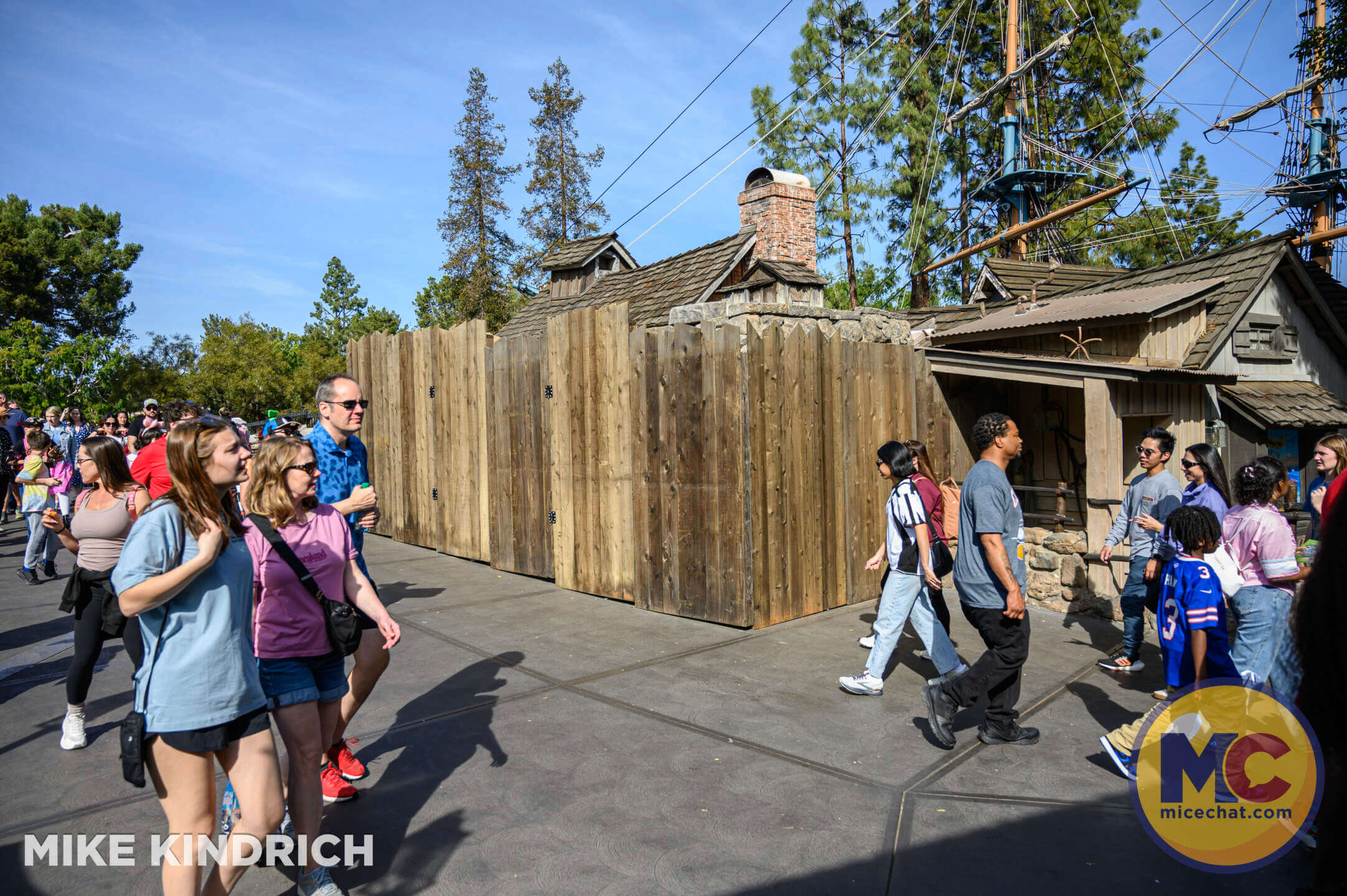 , DISNEYLAND UPDATE: Packed Parks, Show Shuttered & A Galaxy Too Far