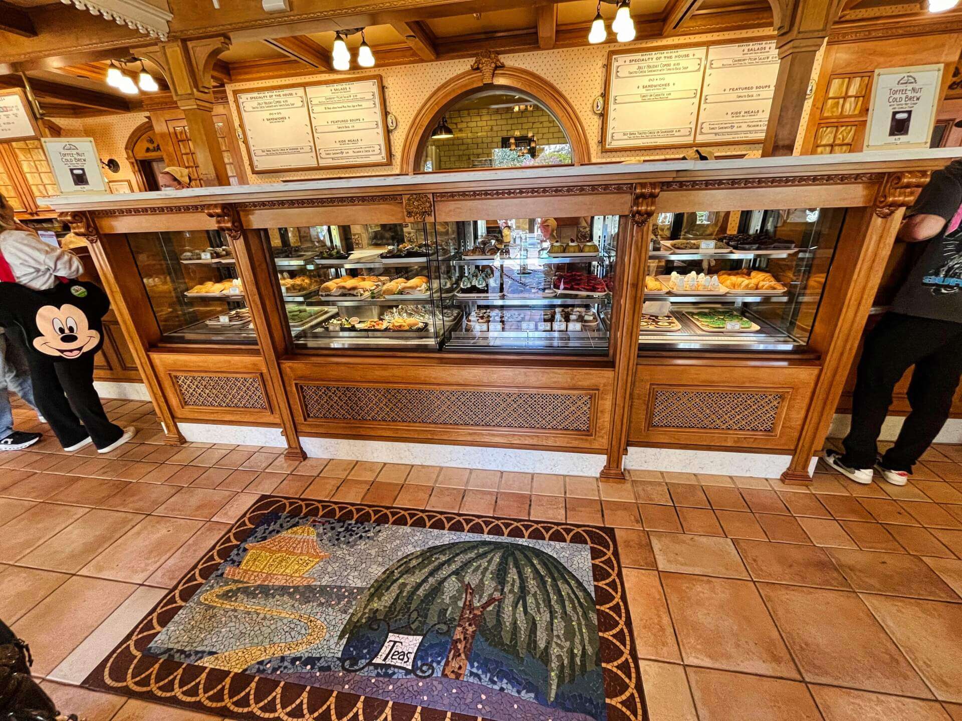 , DISNEYLAND UPDATE: Packed Parks, Show Shuttered & A Galaxy Too Far
