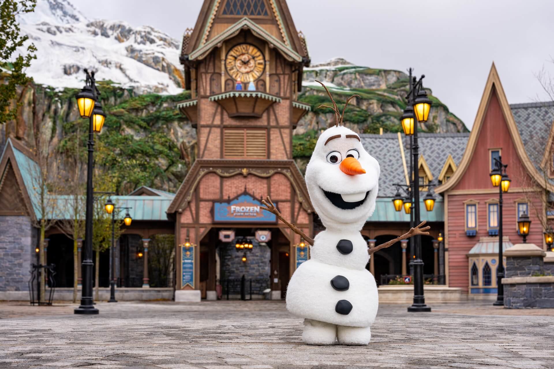 Disneyland News, DISNEYLAND UPDATE: Summer Builds, Shady Spots & Kids Rule