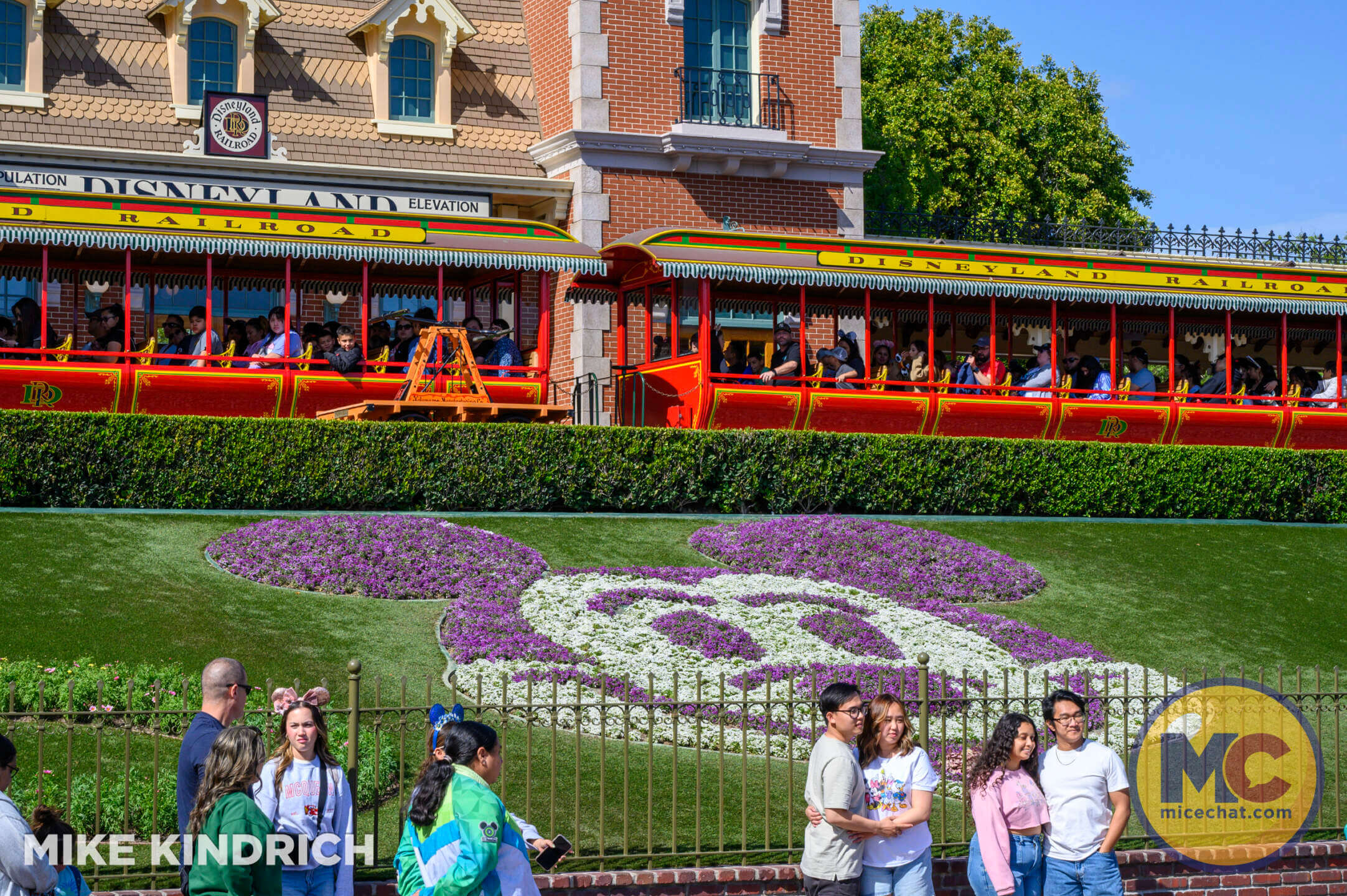 , DISNEYLAND UPDATE: Dance Parties, Demolition & The Competition Awakens