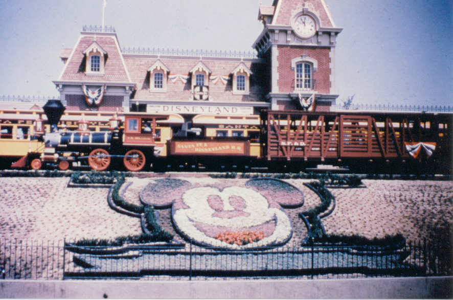 , DISNEYLAND UPDATE: Park Glow-Up, Red Guardian Drops In & Storefront Shake-Ups!