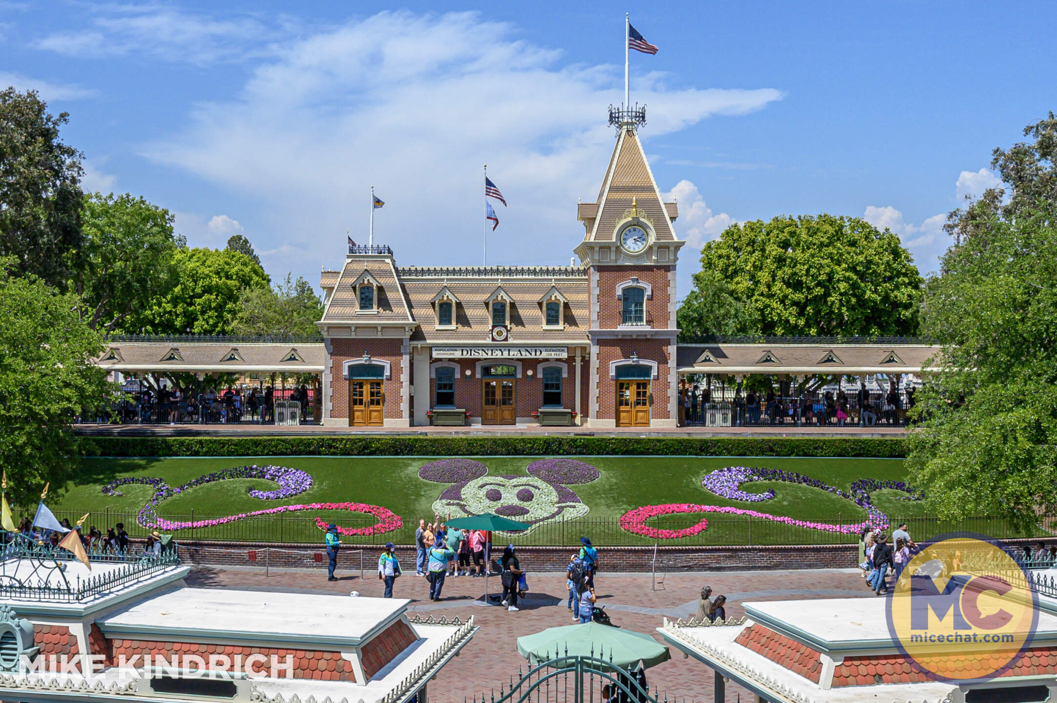 , DISNEYLAND UPDATE: Park Glow-Up, Red Guardian Drops In & Storefront Shake-Ups!