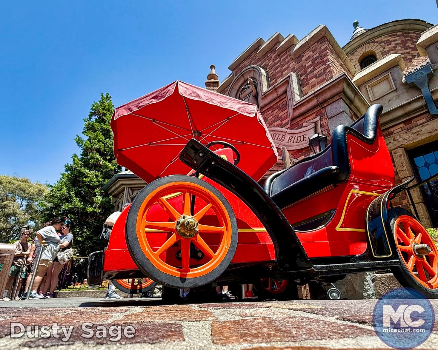 , DISNEYLAND UPDATE: Curious Crowds, Safety SNAFU & Exclusive Avengers Aerial!
