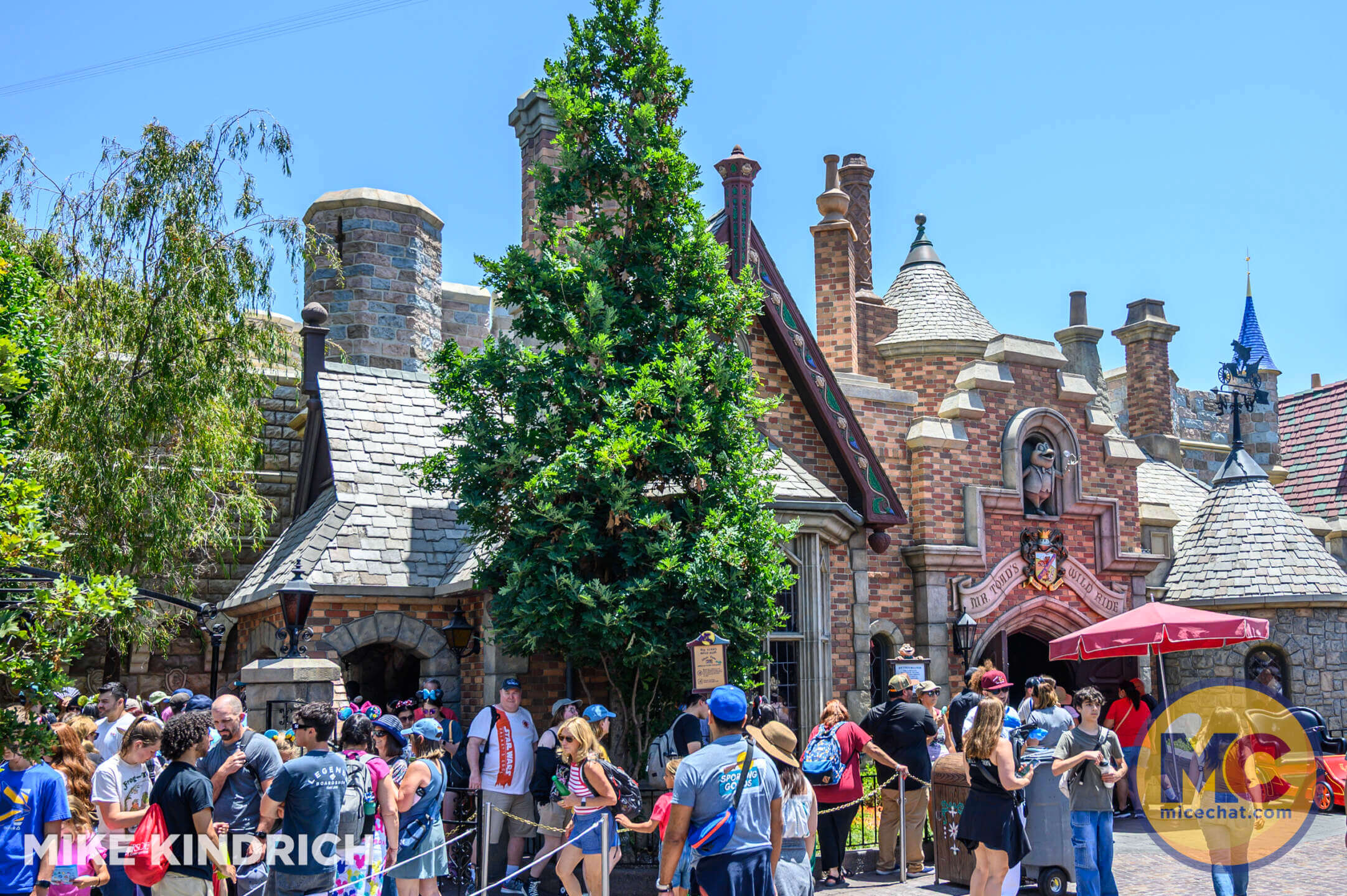 , DISNEYLAND UPDATE: Curious Crowds, Safety SNAFU & Exclusive Avengers Aerial!
