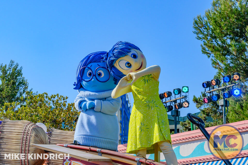 Disneyland, DISNEYLAND UPDATE: Soggy New Year, Perks Slashed & Blues Brewing