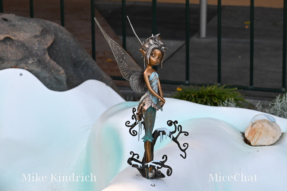 , DISNEYLAND UPDATE: The 4th Fizzles, Crowds Collapse + Pixies, Ghosts & Robo Walt!