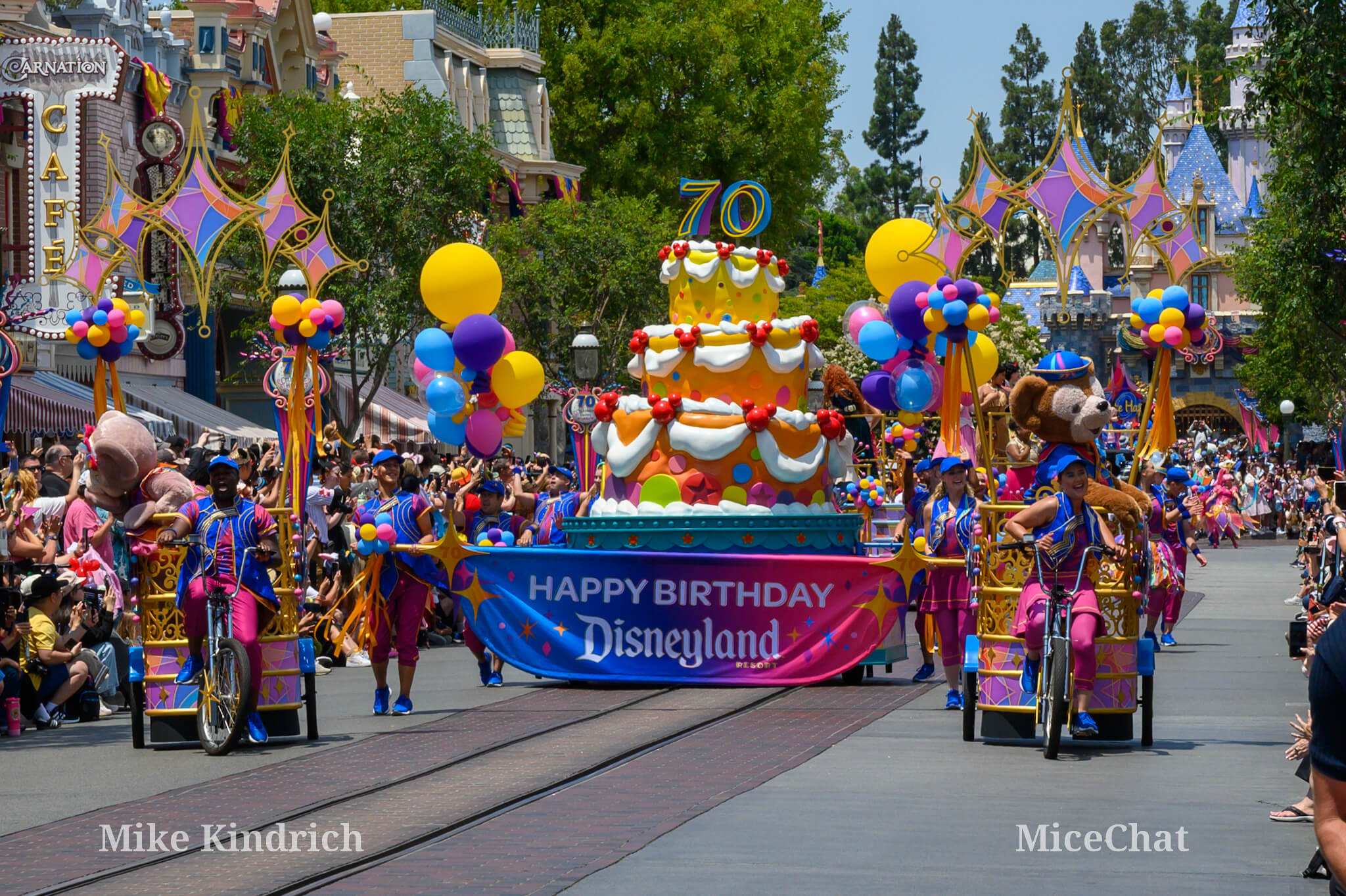 , DISNEYLAND UPDATE: Wobbly Walt, Zootopia Surprise & 70 Years of Fun!