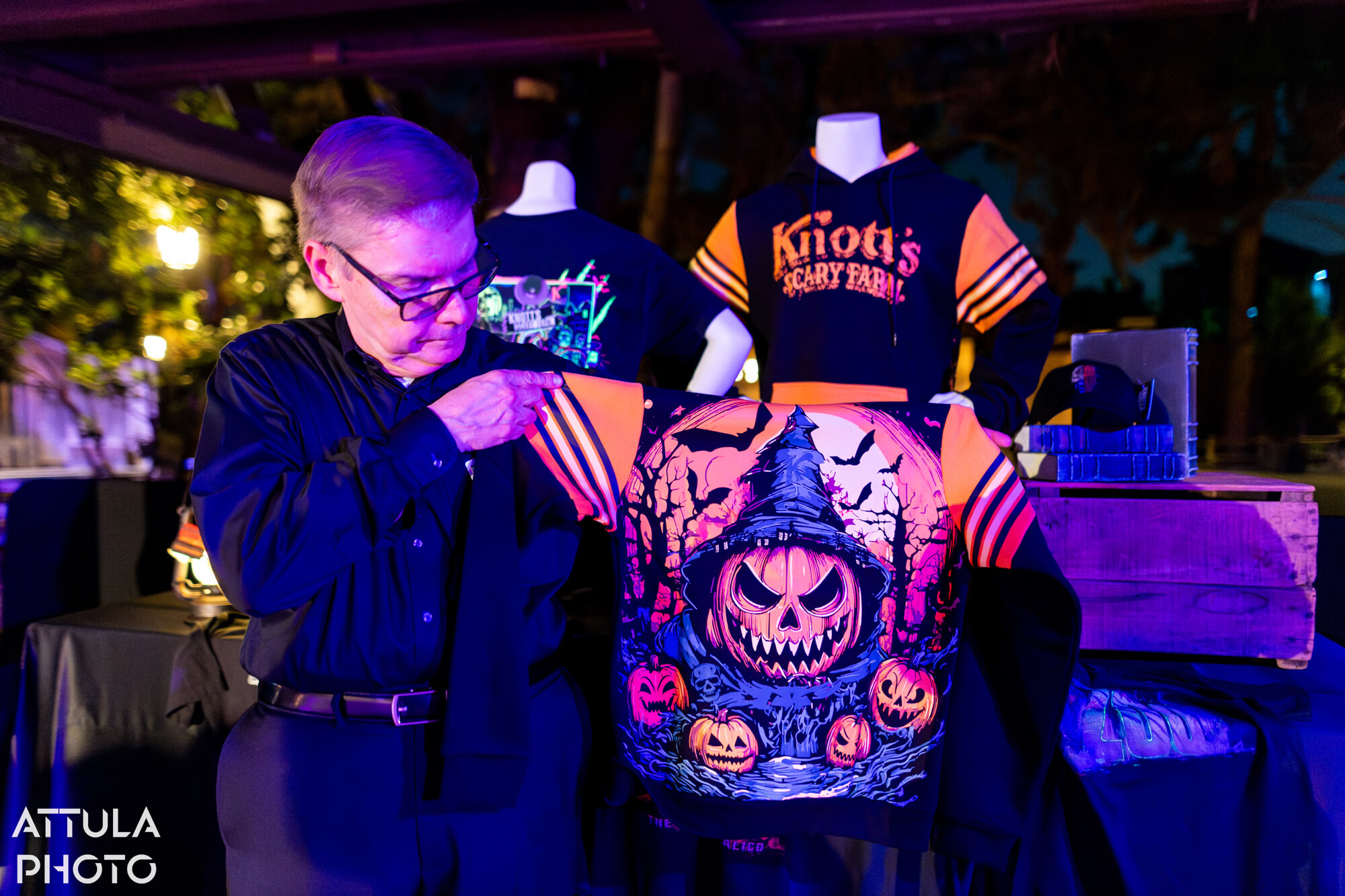 Knott's Scary Farm, 🎃 Knott’s Scary Farm 2025 Guide: New Mazes, What’s Leaving, Haunted Happenings, Foodie Frights & a Hangin’