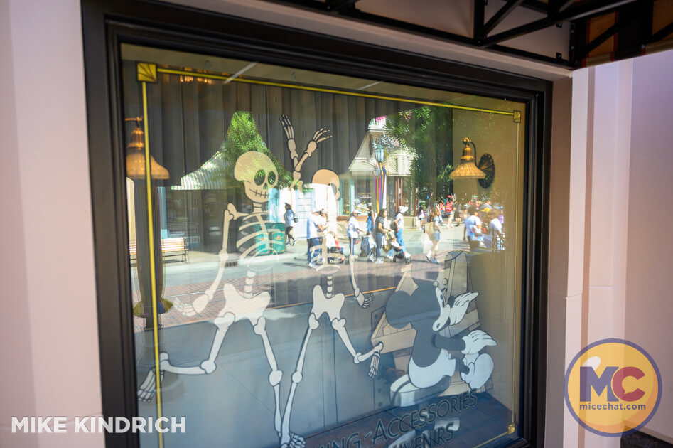 , DISNEYLAND UPDATE: Oswald On Set, Halloween Creeps & Holiday Peeps!