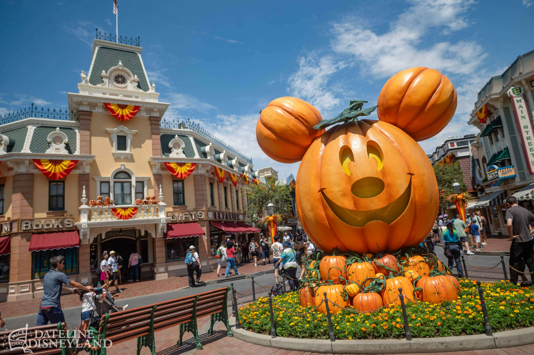 , DISNEYLAND UPDATE: Halloween&rsquo;s Last Hurrah, Holiday Sneak Peek & Refurb Rush!