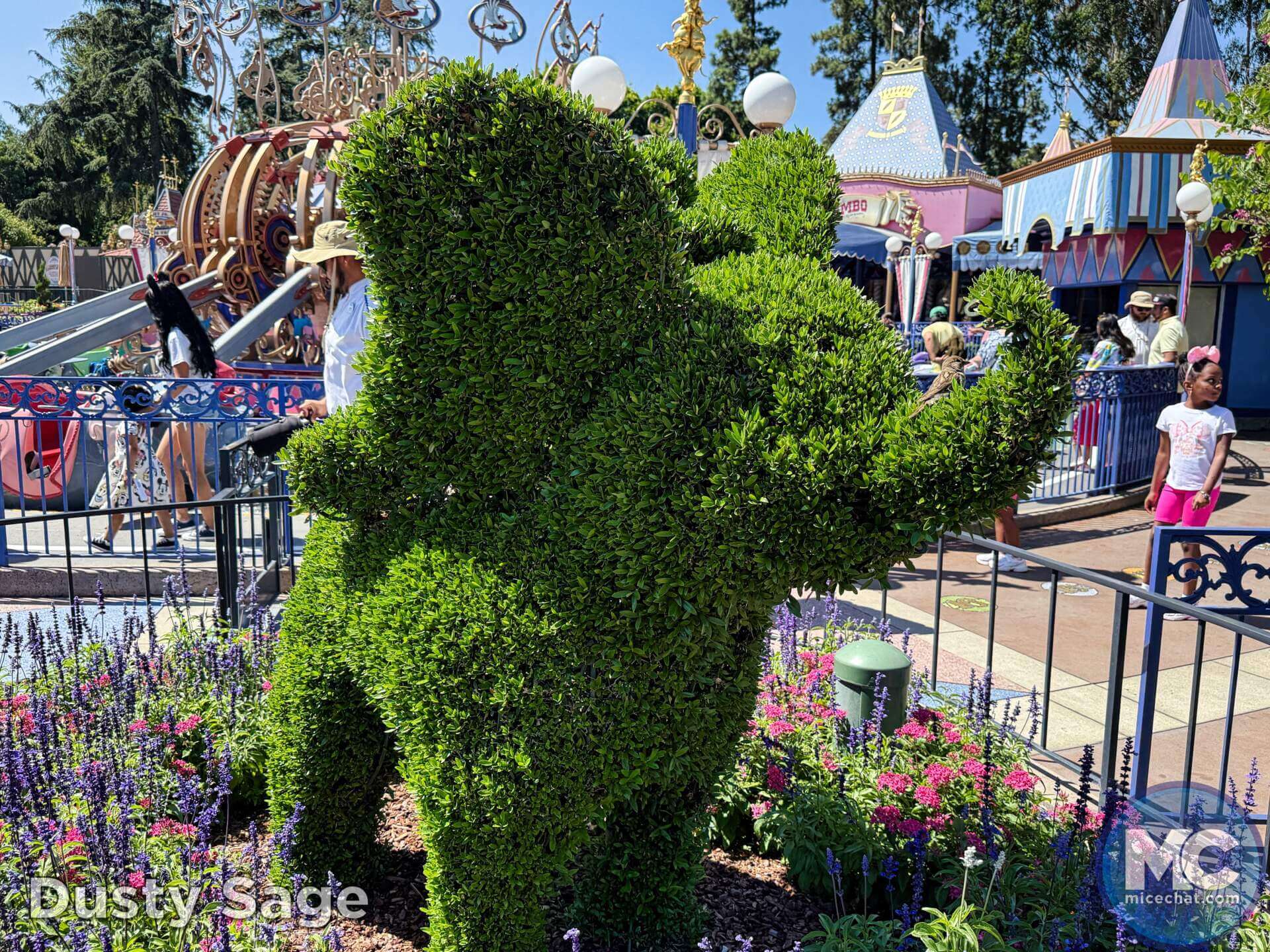 , DISNEYLAND UPDATE: Oswald On Set, Halloween Creeps & Holiday Peeps!