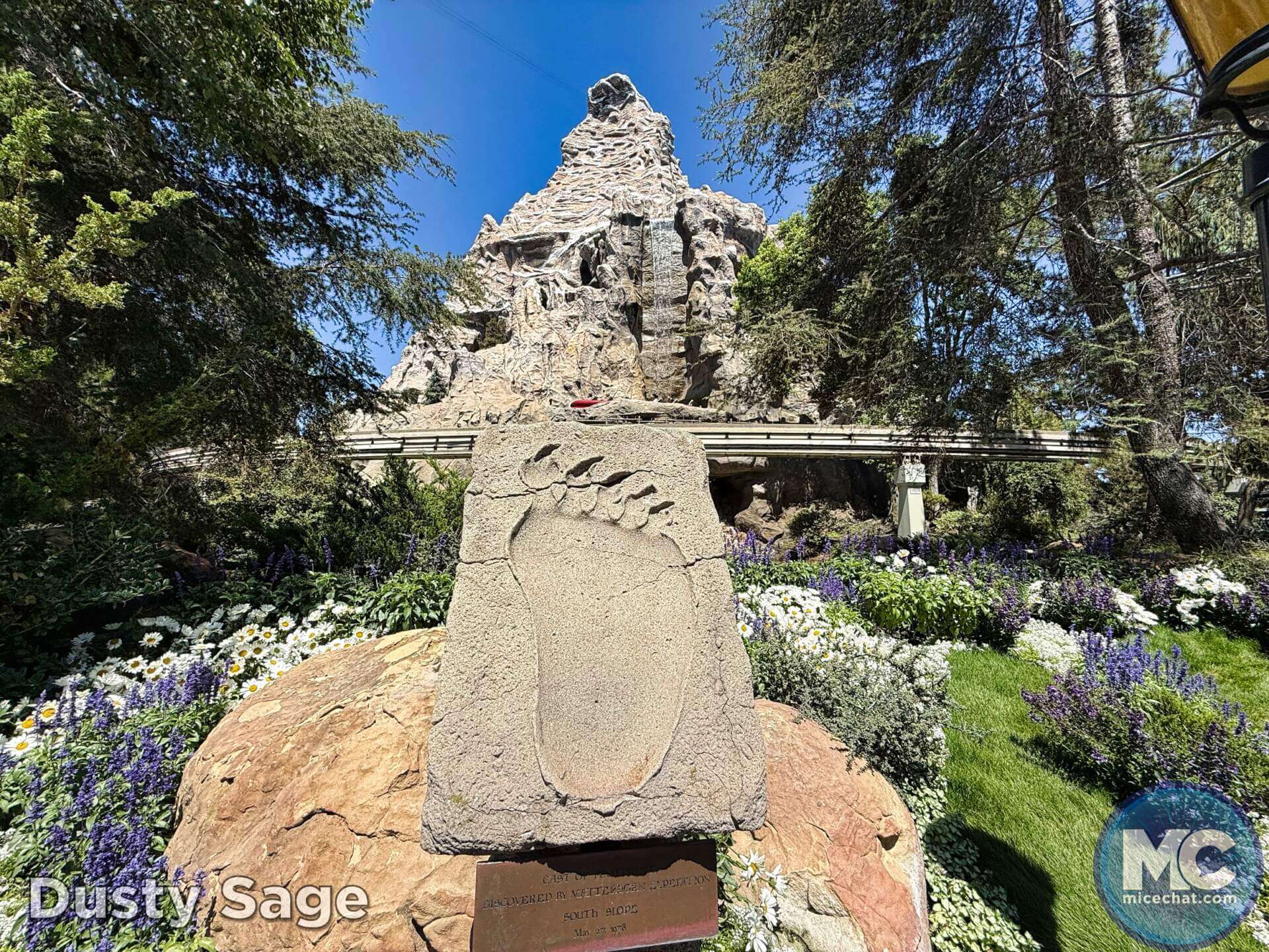 , DISNEYLAND UPDATE: Oswald On Set, Halloween Creeps & Holiday Peeps!