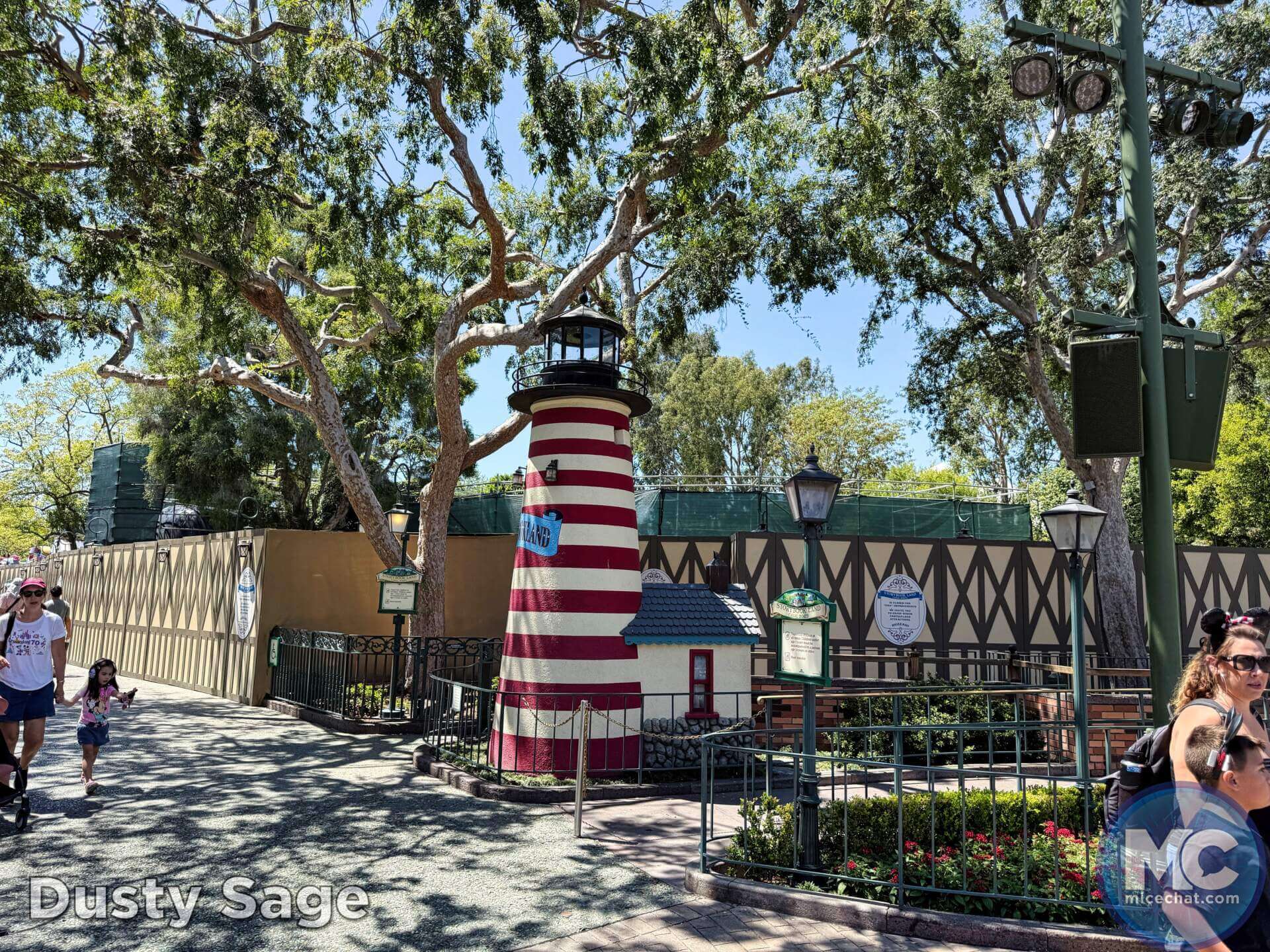 , DISNEYLAND UPDATE: Oswald On Set, Halloween Creeps & Holiday Peeps!