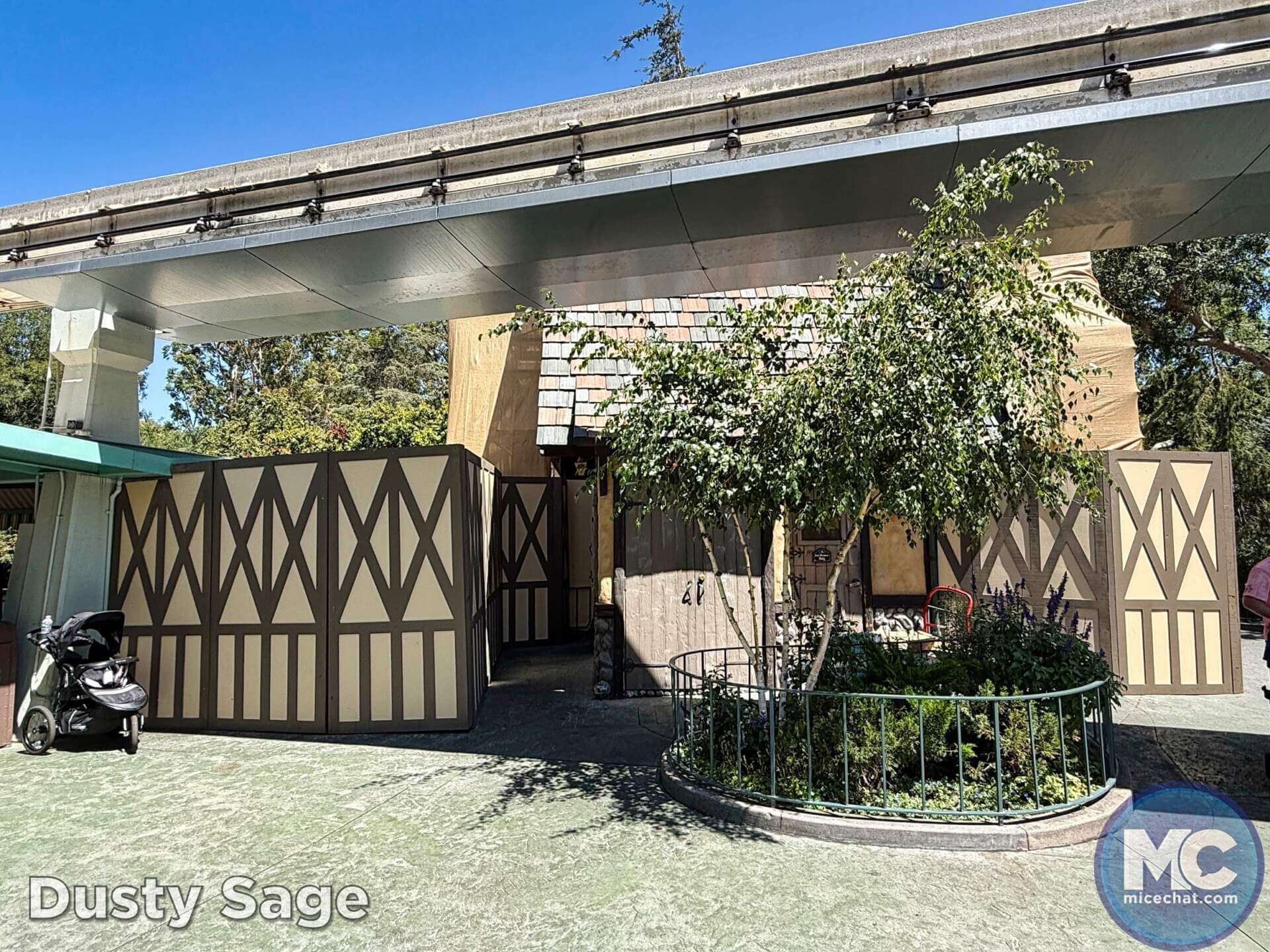 , DISNEYLAND UPDATE: Oswald On Set, Halloween Creeps & Holiday Peeps!