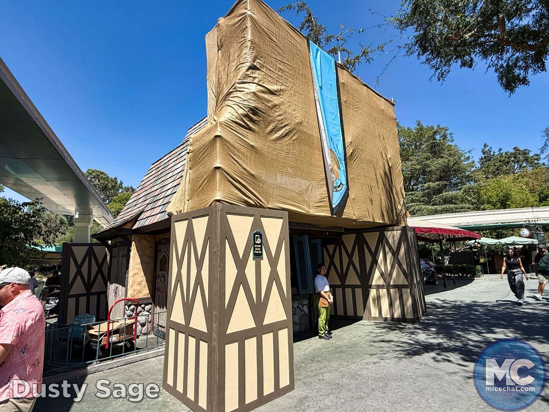 , DISNEYLAND UPDATE: Oswald On Set, Halloween Creeps & Holiday Peeps!