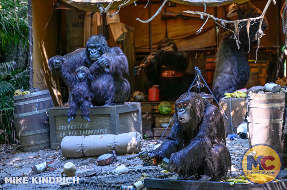 , DISNEYLAND UPDATE: Oswald On Set, Halloween Creeps & Holiday Peeps!