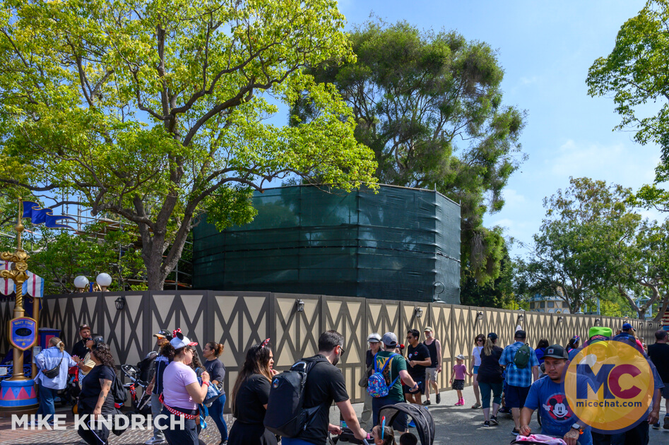 , DISNEYLAND UPDATE: Oswald On Set, Halloween Creeps & Holiday Peeps!