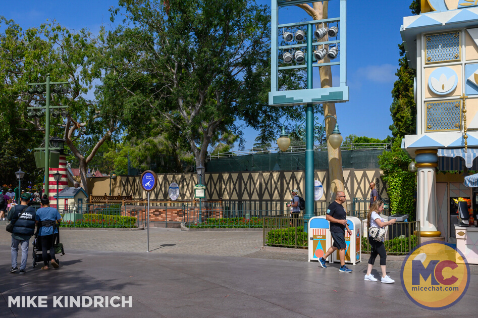 , DISNEYLAND UPDATE: Oswald On Set, Halloween Creeps & Holiday Peeps!