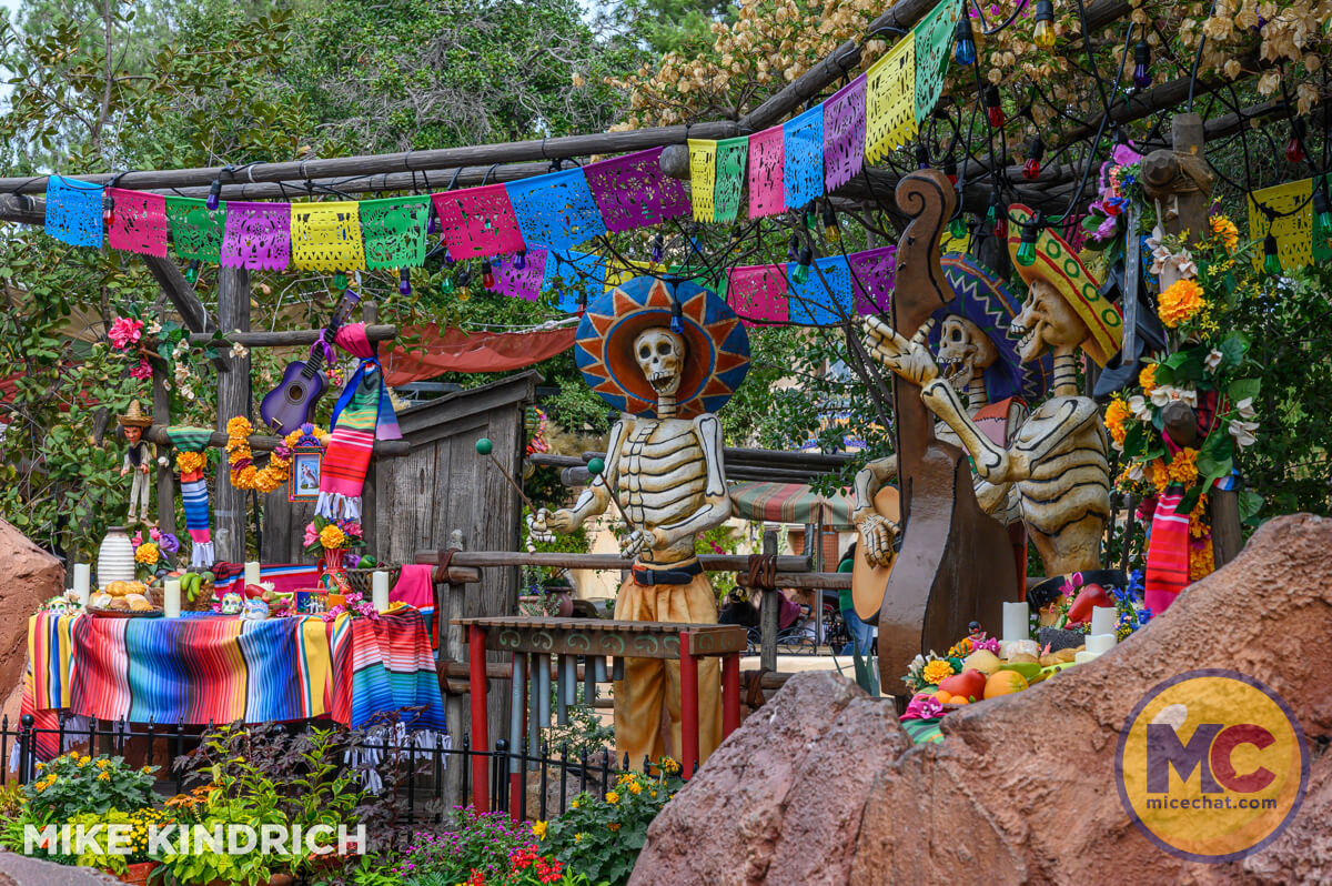 , DISNEYLAND UPDATE: Pumpkins, Projects & Pixie Dust!