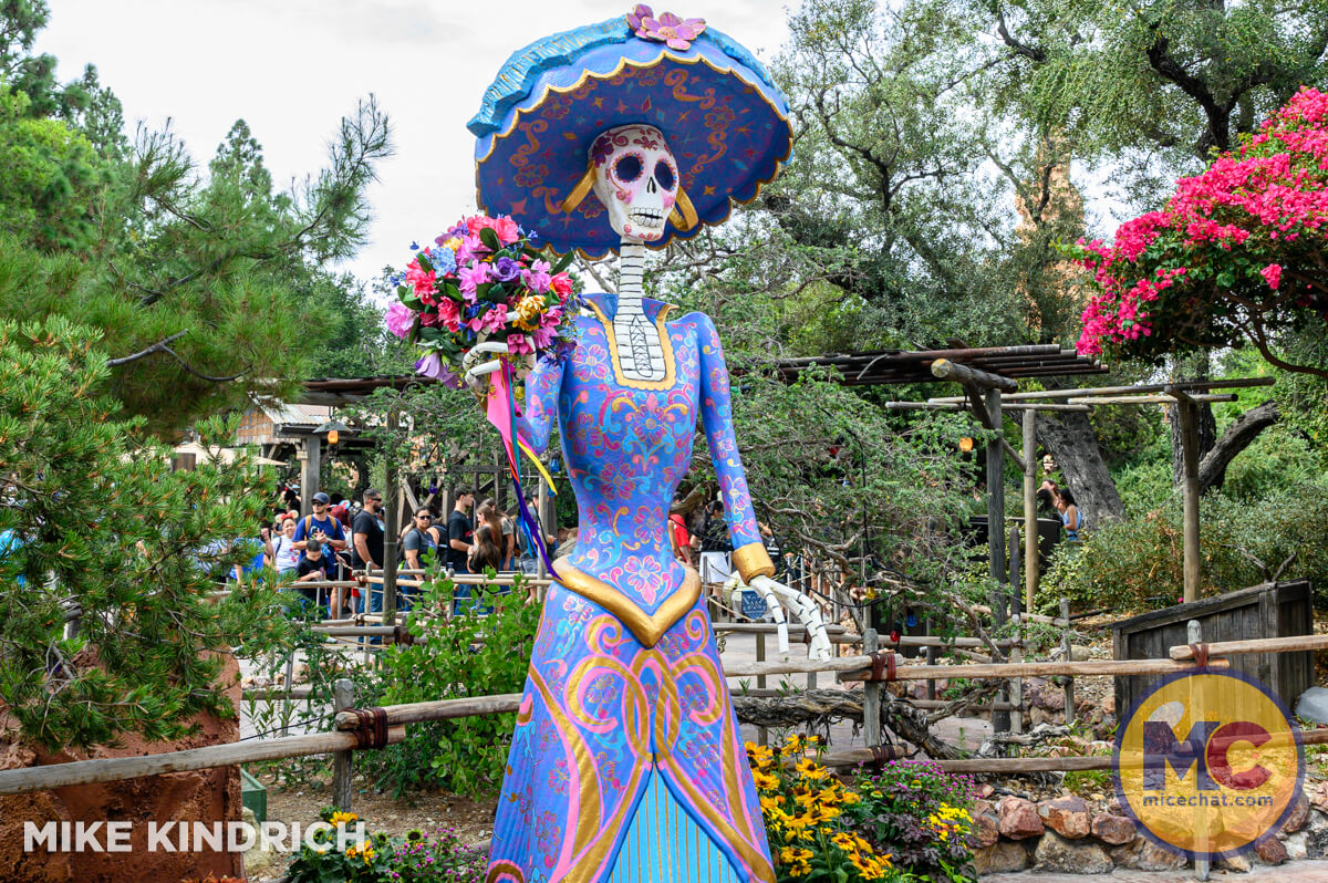 , DISNEYLAND UPDATE: Pumpkins, Projects & Pixie Dust!
