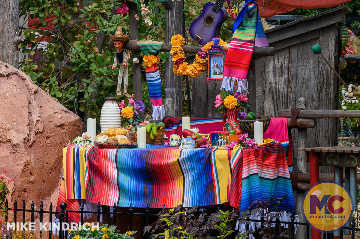 , DISNEYLAND UPDATE: Pumpkins, Projects & Pixie Dust!