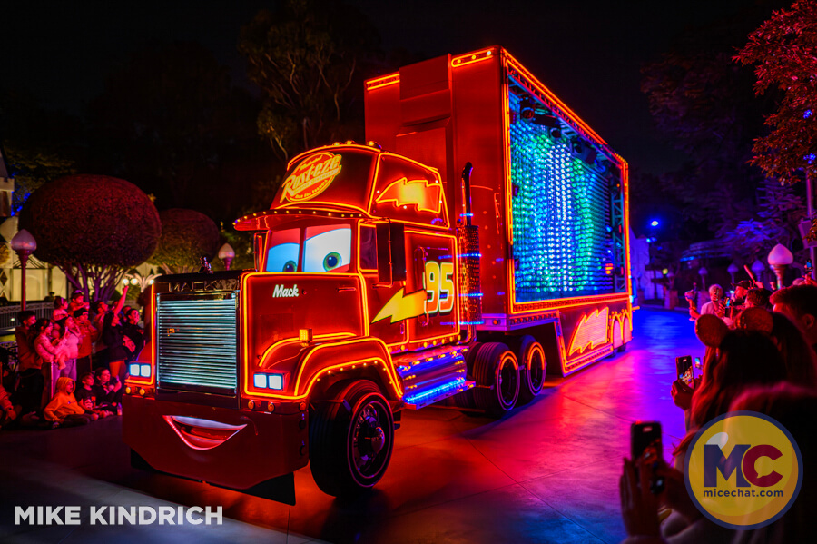 , DISNEYLAND UPDATE: Dramatic Parade Problems, Predictions & Projects