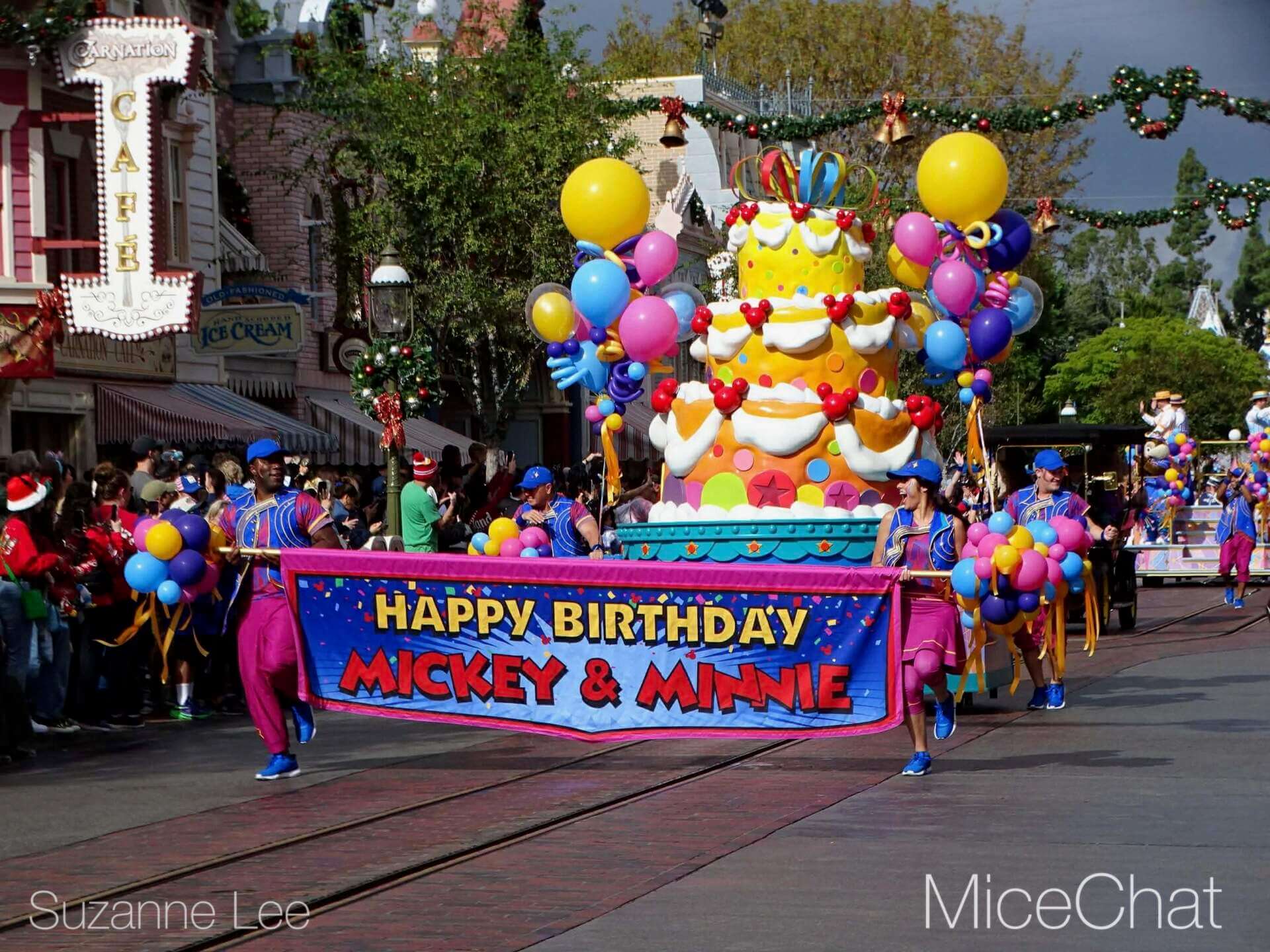 , DISNEYLAND UPDATE: Holiday Highs and Lows, Pricing Woes & a Trash-Talking Tree
