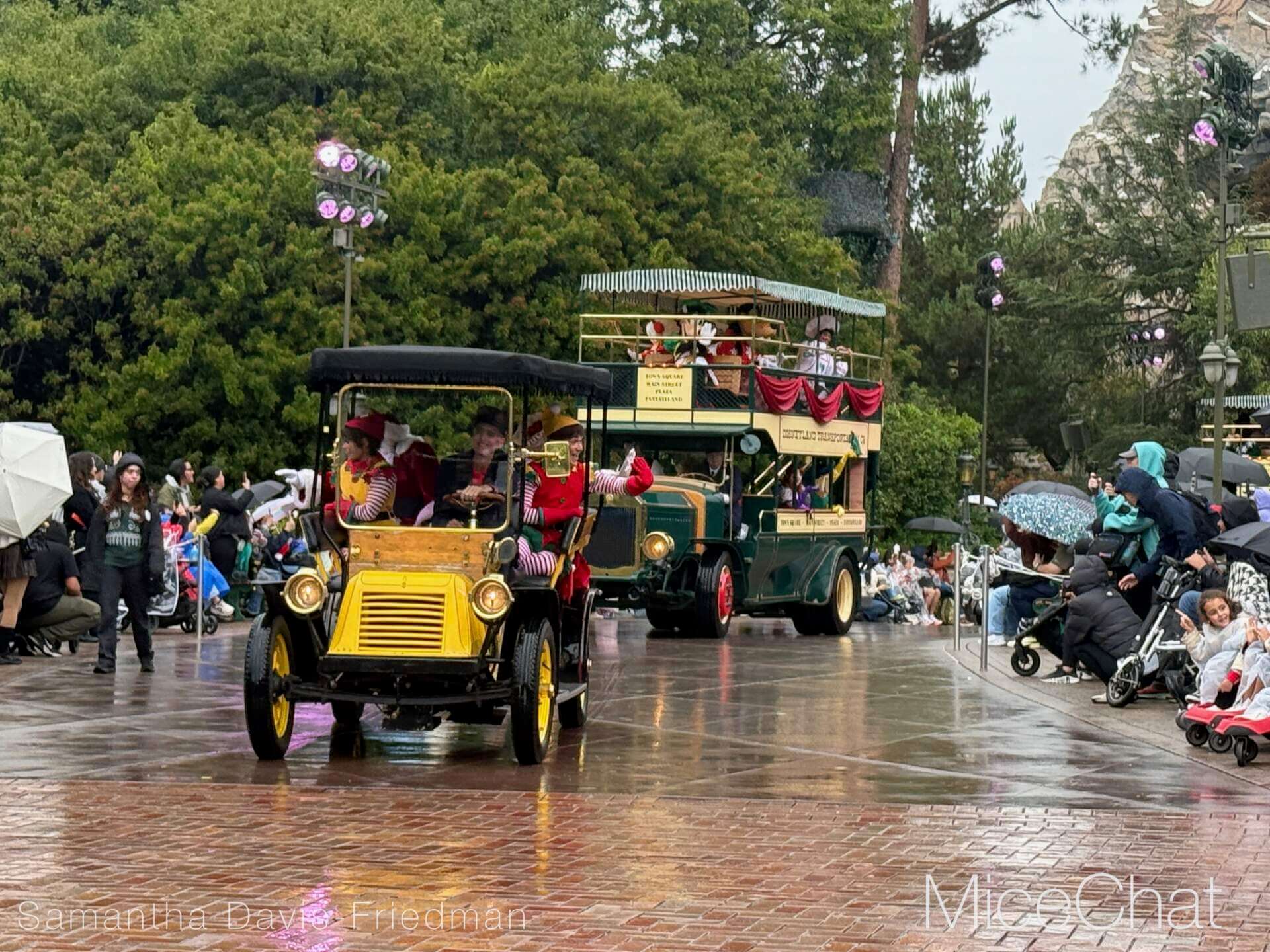 , DISNEYLAND UPDATE: Wet Weather, Holiday Lights & Leadership Fights