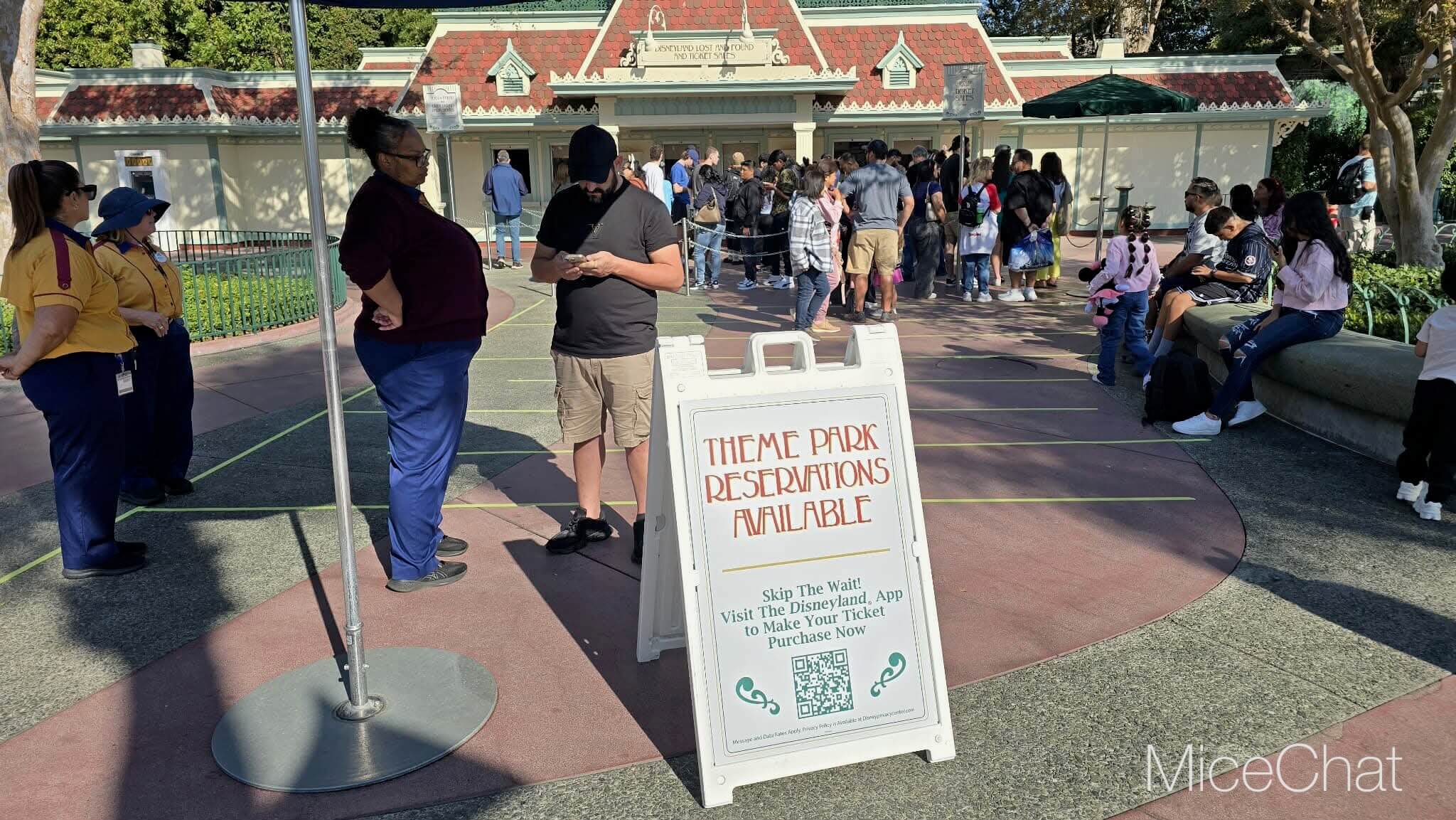 , DISNEYLAND UPDATE: Christmas Crunch, Porto&rsquo;s Push & World of Color Conundrum
