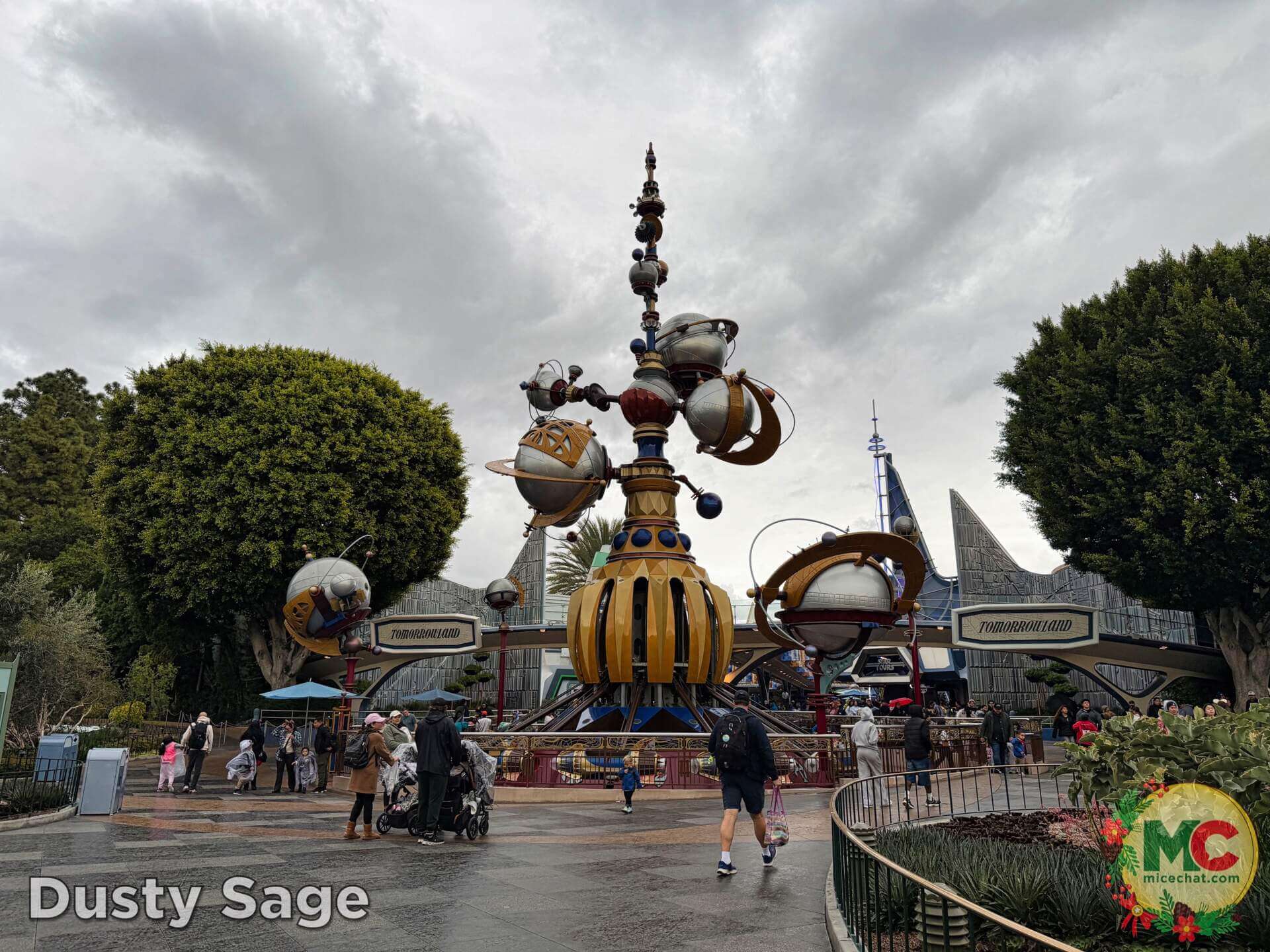 , DISNEYLAND UPDATE: Holiday Highs and Lows, Pricing Woes & a Trash-Talking Tree