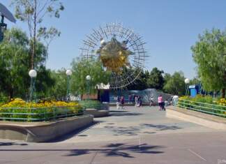 Yesterland: Sunshine Plaza, Sun Icon, and Wave Fountain Yesterland: Sunshine Plaza, Sun Icon, and Wave Fountain