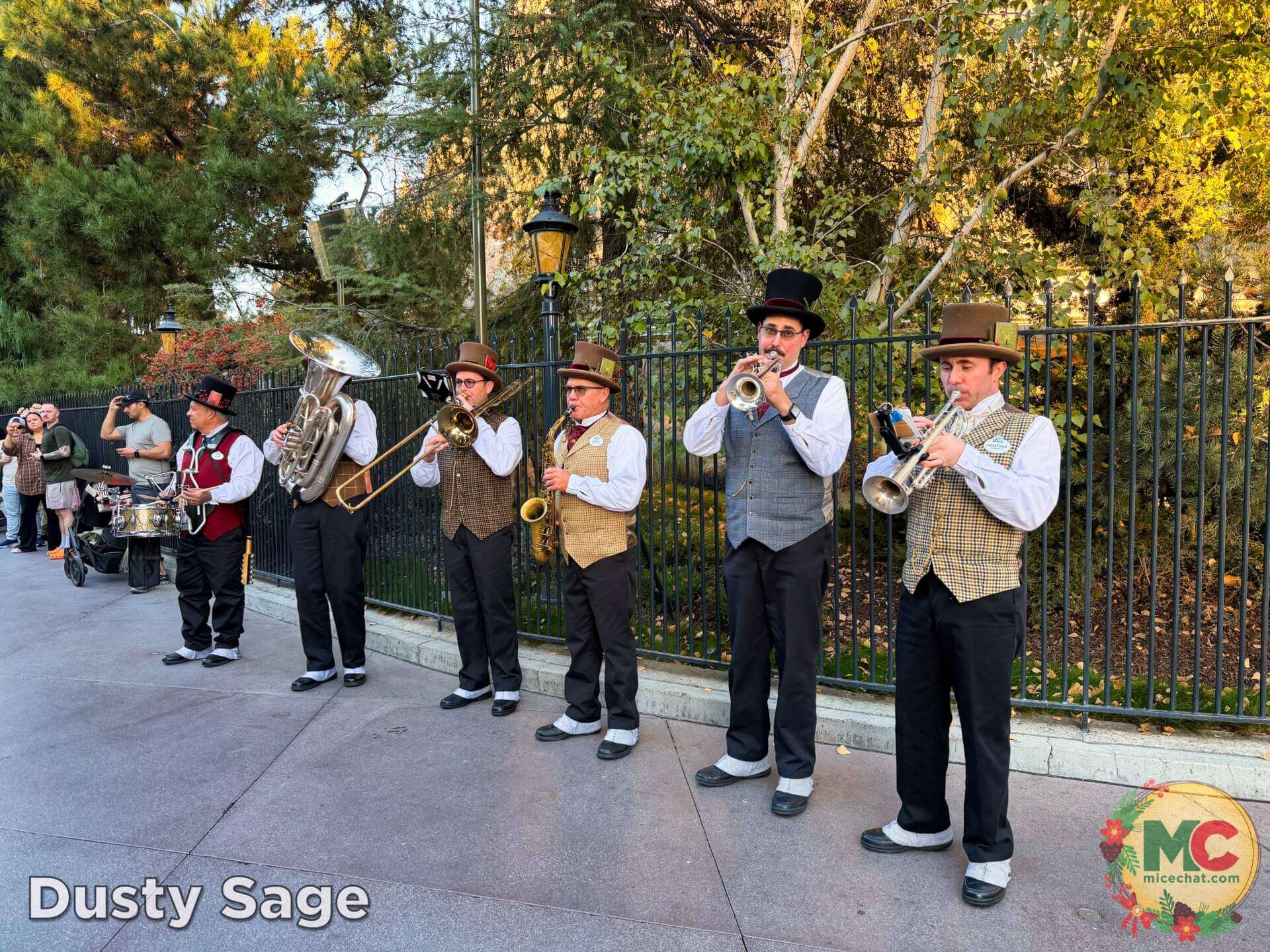 , DISNEYLAND UPDATE: Christmas Shines, Magic Key Shakeup & Suite Surprises