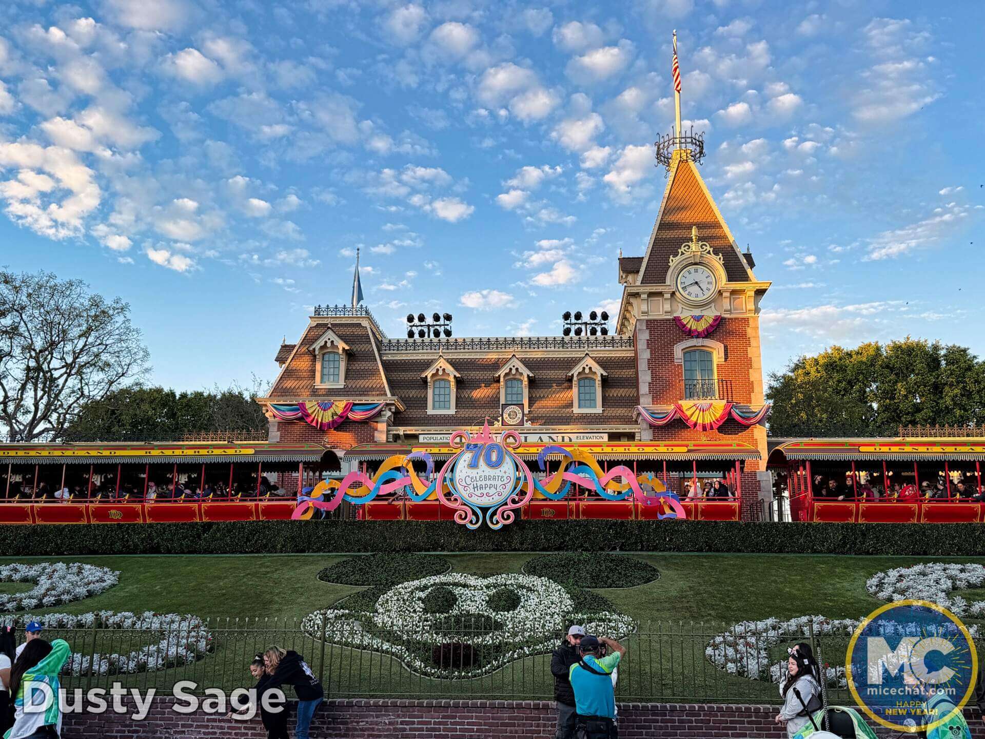, DISNEYLAND UPDATE: Holiday Exit, Shoulder Season Scramble & Monorail Mishegoss