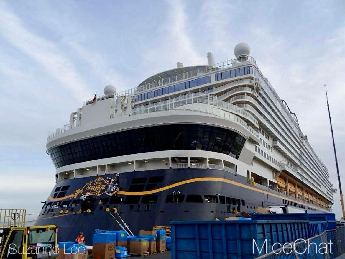 Disneyland Update, DISNEYLAND UPDATE: Sold-Out Parks, Opera House Split & Chaotic Construction