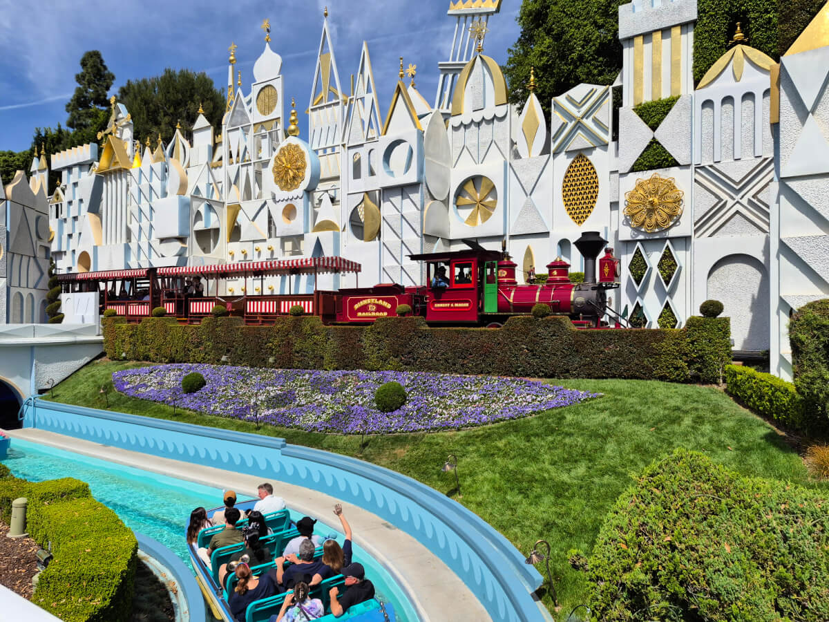 Bluey, Bluey’s Big Disneyland Debut Draws Crowds… Tips & Review