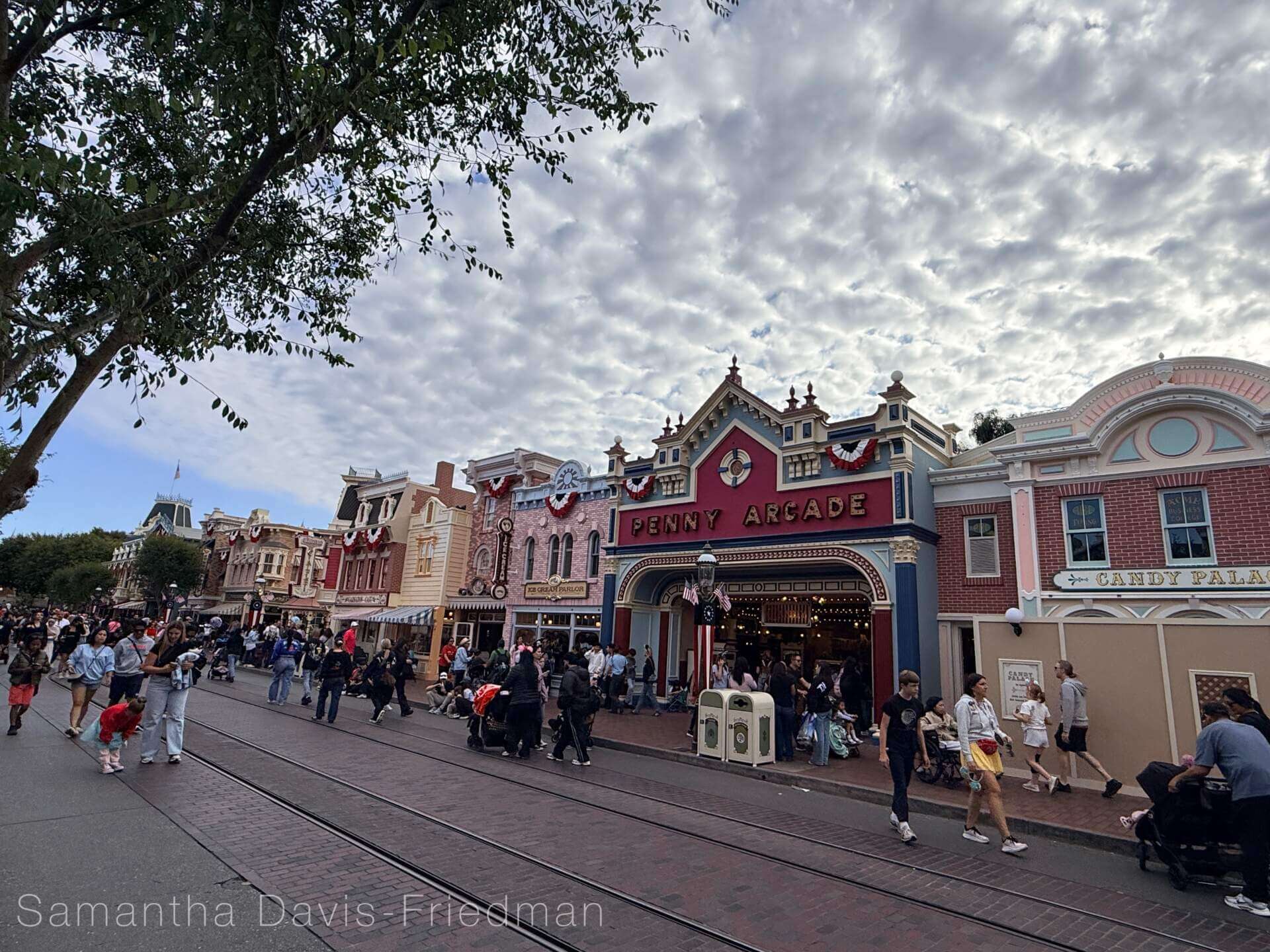 Disneyland News, DISNEYLAND UPDATE: Summer Builds, Shady Spots & Kids Rule