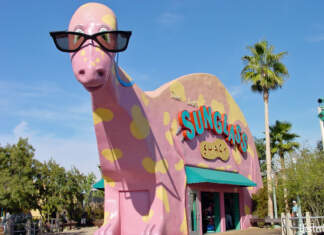 Yesterland: Dinosaur Jack&rsquo;s Sunglass Shack on Route 66 at Paradise Pier