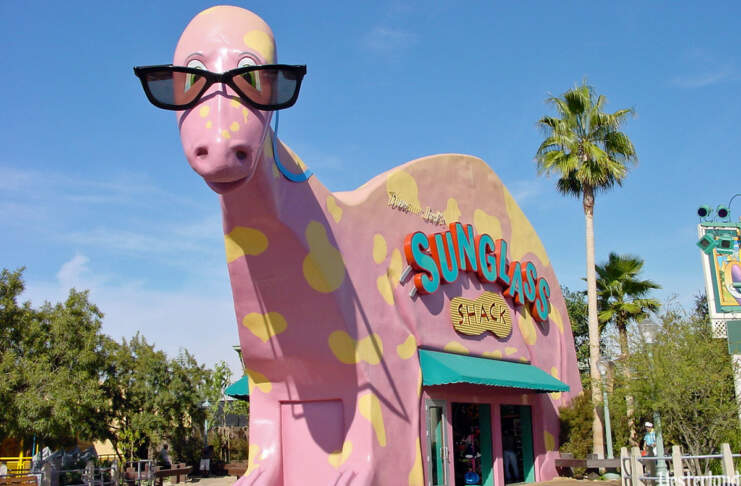 Yesterland: Dinosaur Jack&rsquo;s Sunglass Shack on Route 66 at Paradise Pier