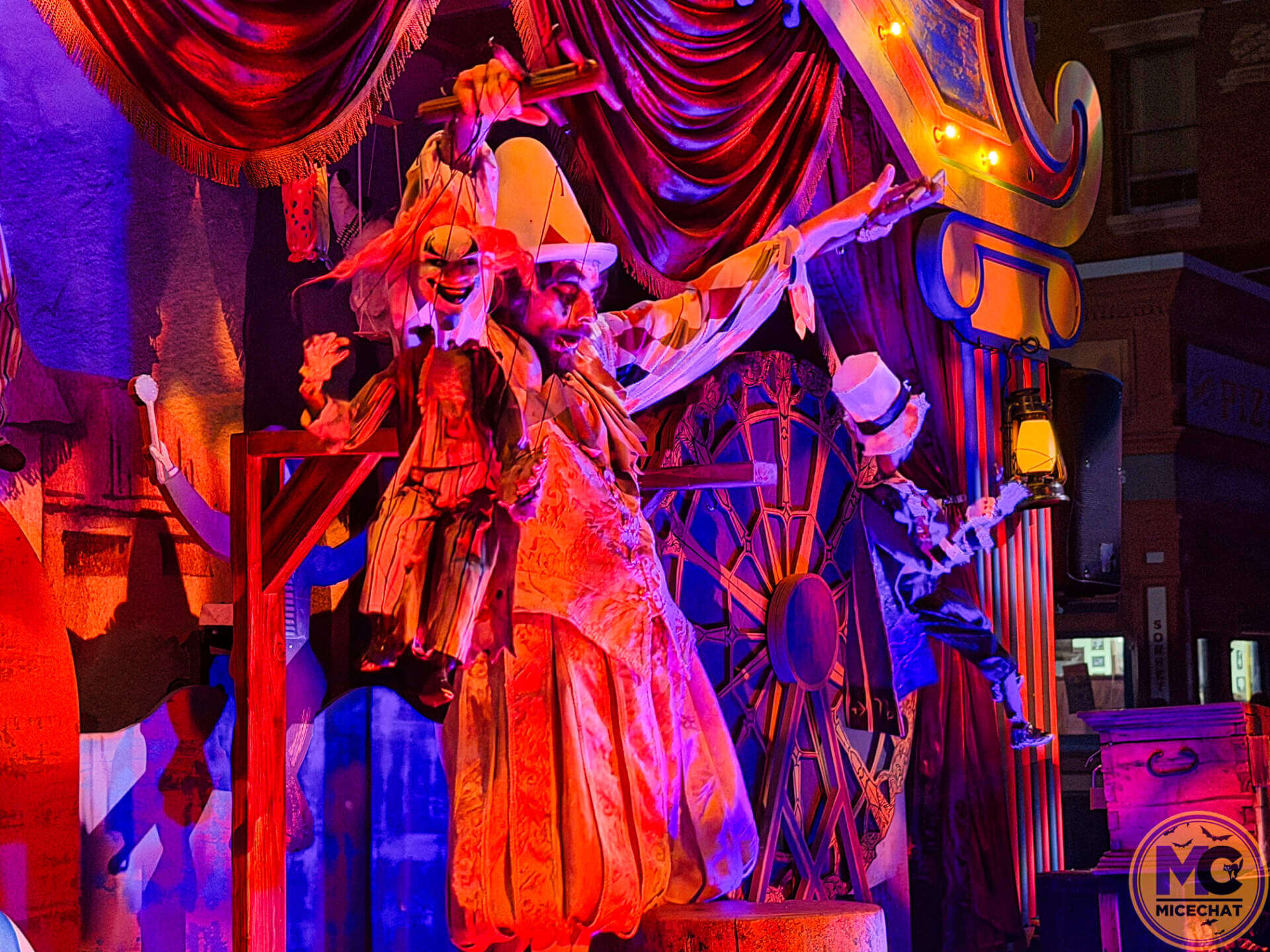 Marionette clowns on display in the Downtown Clowntown scare zone at HHN 2026