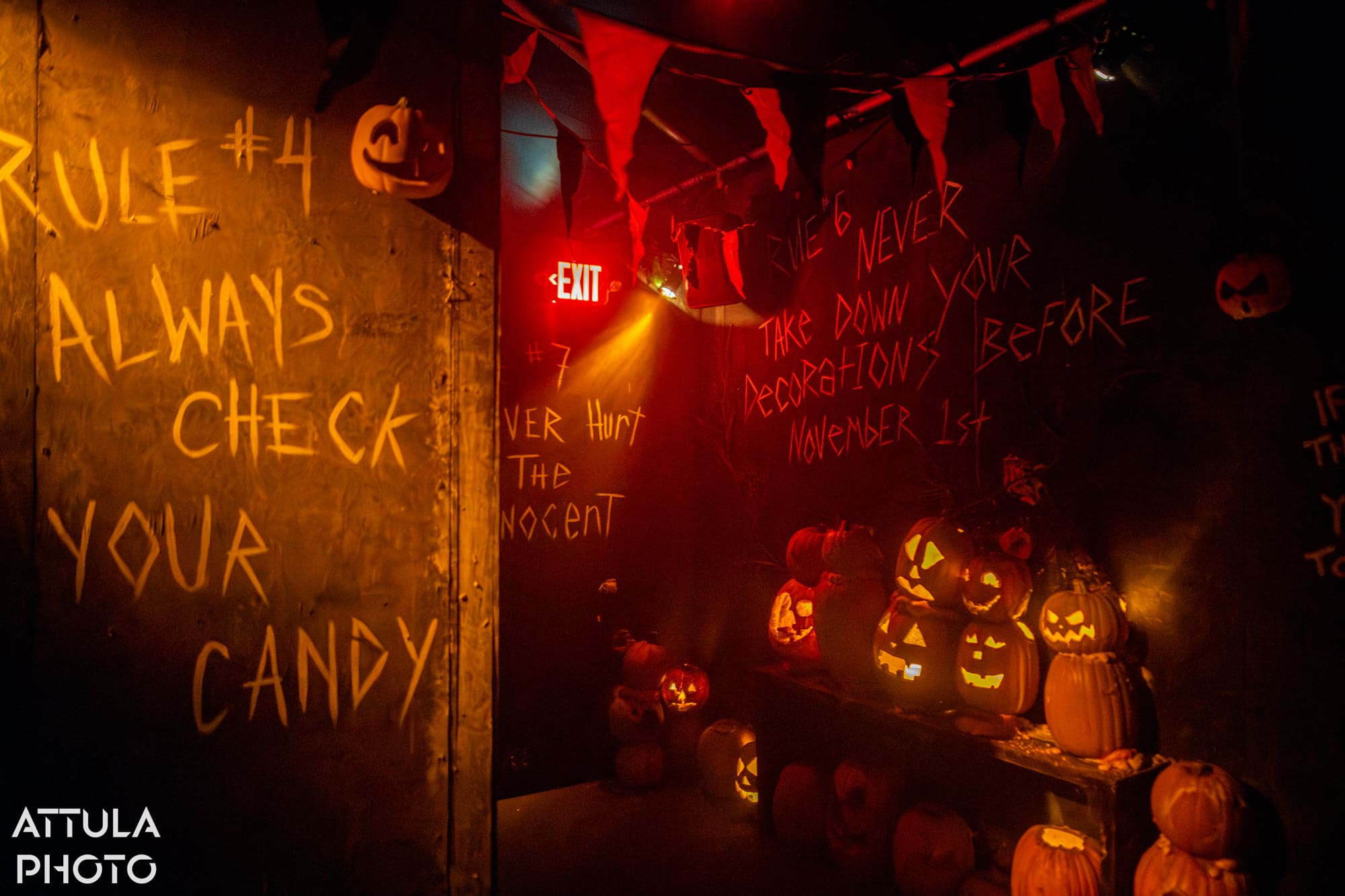 Sam, the spirit of Halloween, in the Trick 'r Treat maze at Six Flags Magic Mountain